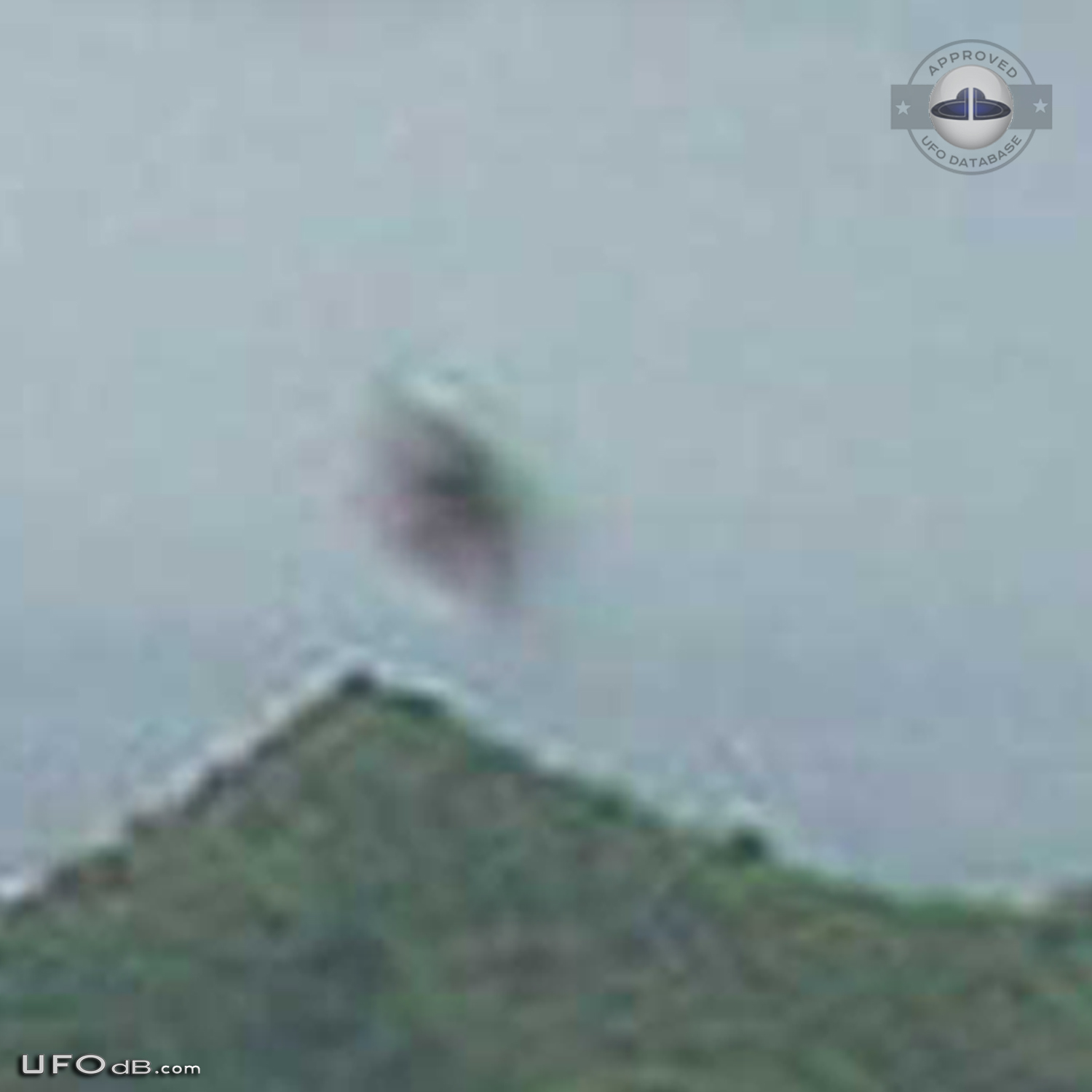 UFO caught on picture over mountain in Oahu, Hawaii in June 2004 UFO Picture #430-4