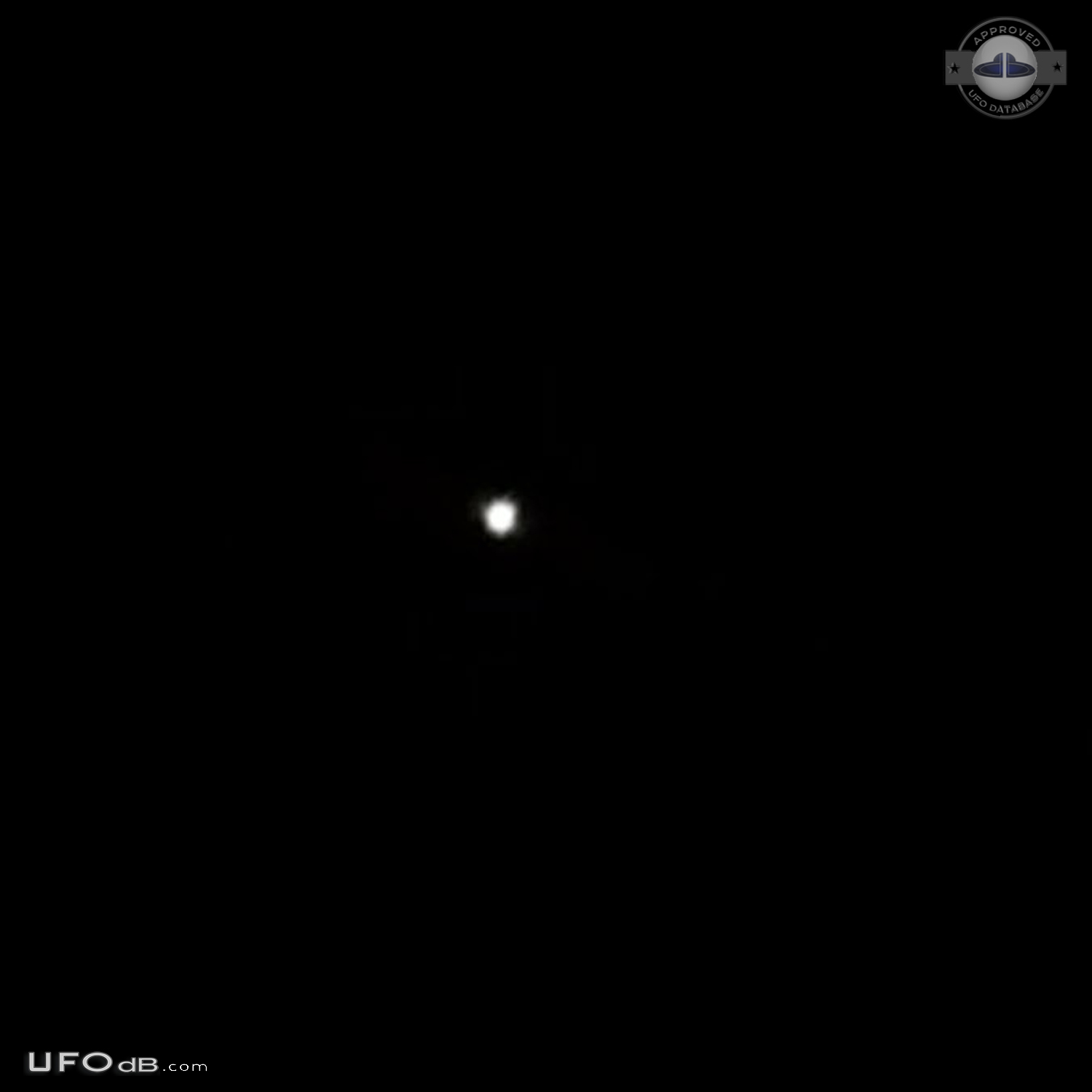 UFO hovering in southeastern side of Winnipeg Manitoba Canada 2015 UFO Picture #732-2