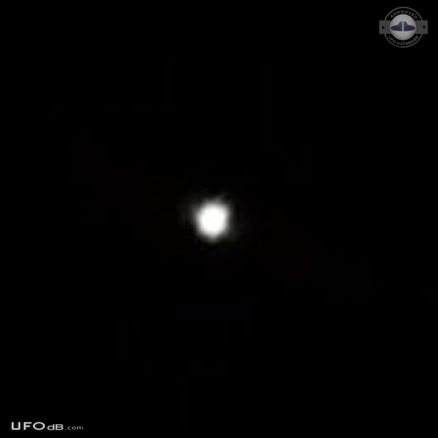 UFO hovering in southeastern side of Winnipeg Manitoba Canada 2015 UFO Picture #732-3