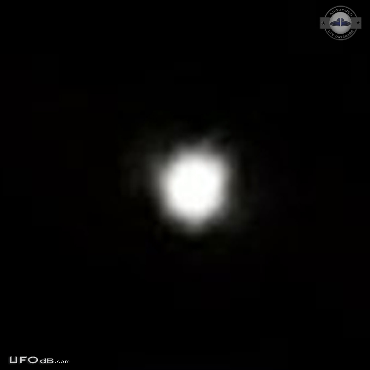 UFO hovering in southeastern side of Winnipeg Manitoba Canada 2015 UFO Picture #732-4