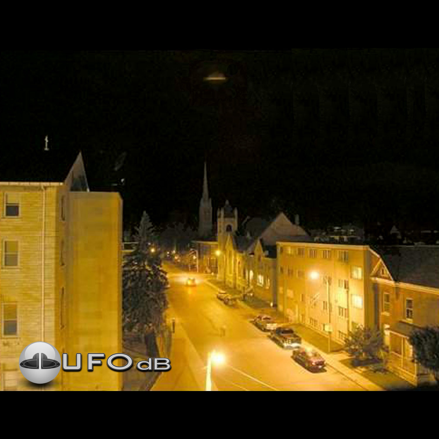 A Ufo is flying at night over the city of Kingston - December 2004 UFO Picture #25-1