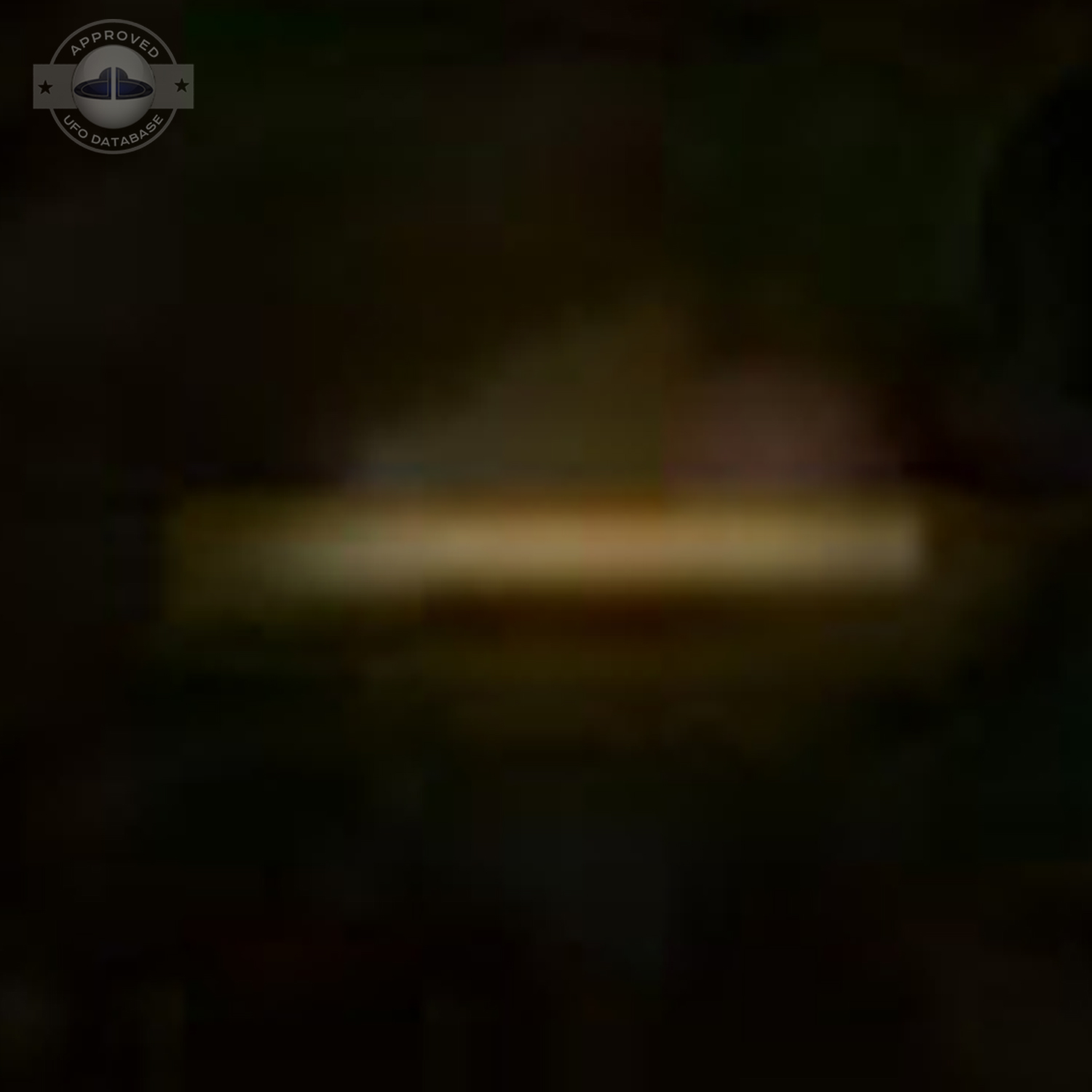 A Ufo is flying at night over the city of Kingston - December 2004 UFO Picture #25-4