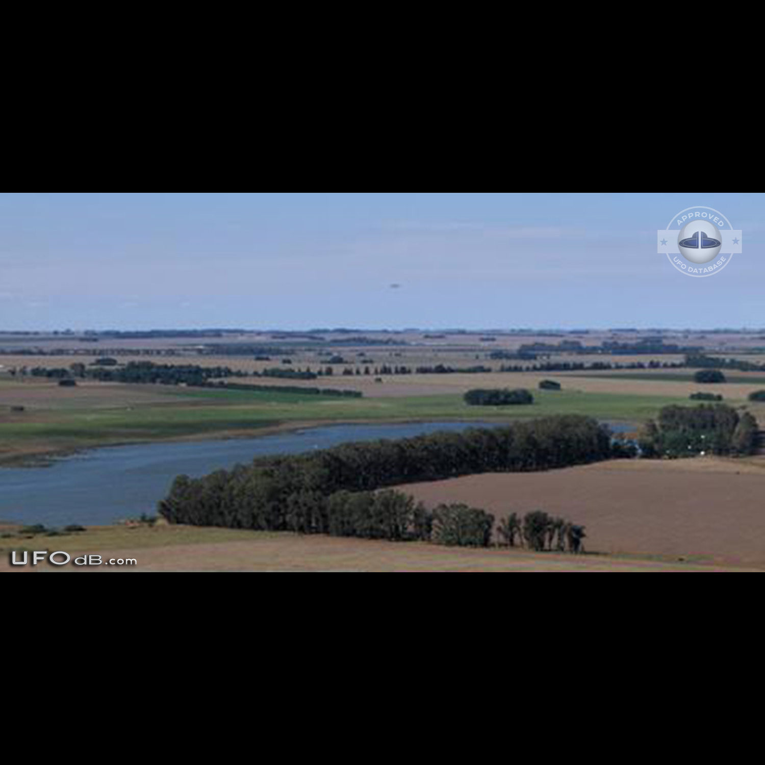 UFO picture showing Saucer in the distance in Suco, Cordoba, Argentina UFO Picture #555-1