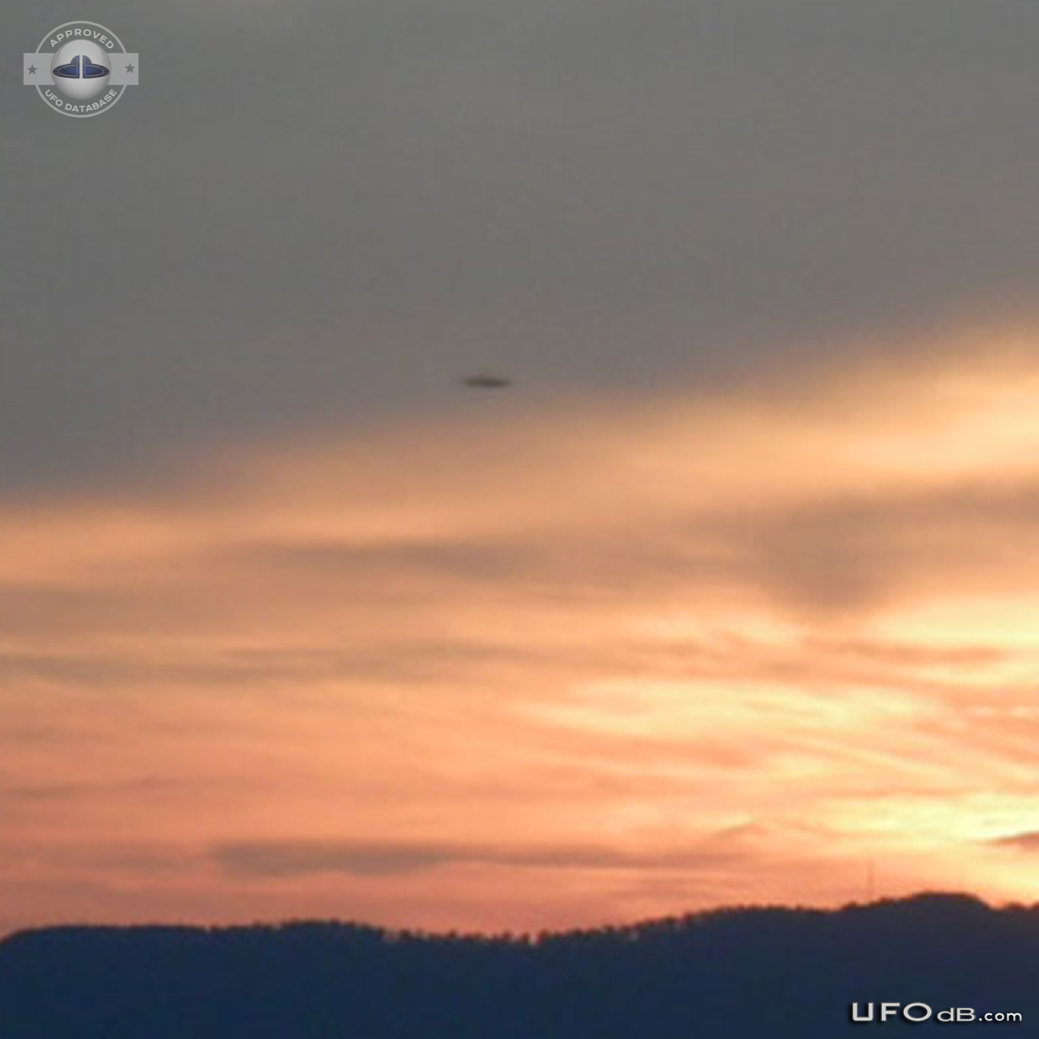 UFO saucer caught on picture - Lost River, West Virginia USA 2013 UFO Picture #616-3