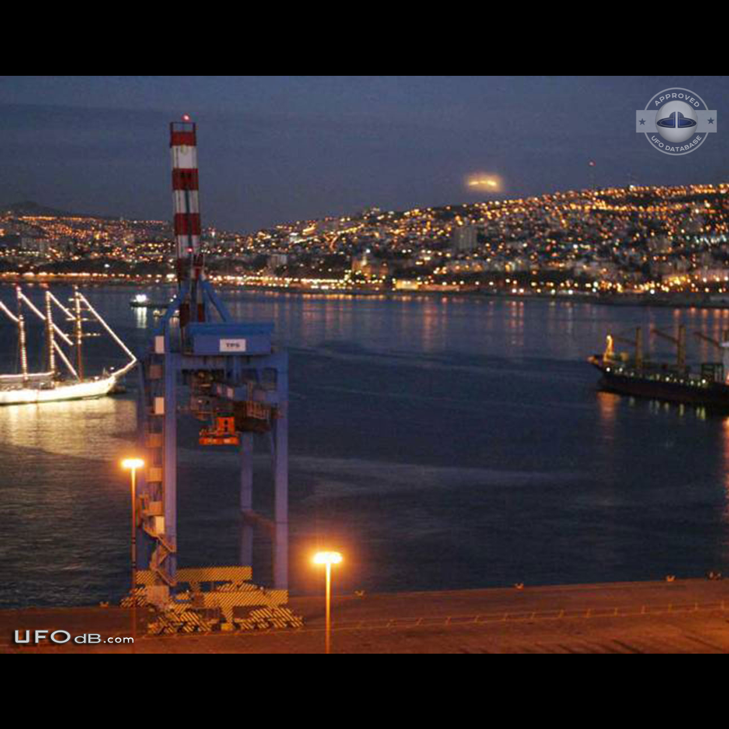 UFO saucer caught on picture by journalist in Mexico - October 2014 UFO Picture #639-1