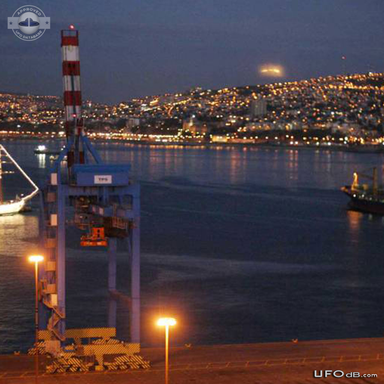 UFO saucer caught on picture by journalist in Mexico - October 2014 UFO Picture #639-2