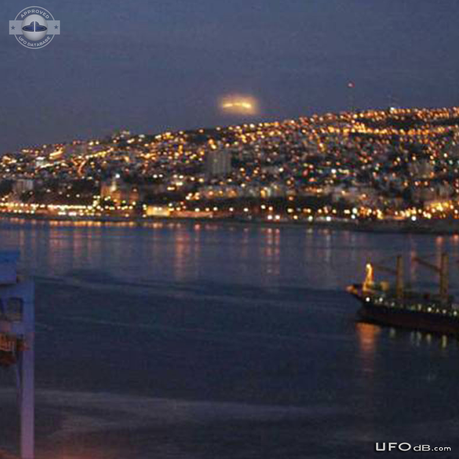 UFO saucer caught on picture by journalist in Mexico - October 2014 UFO Picture #639-3