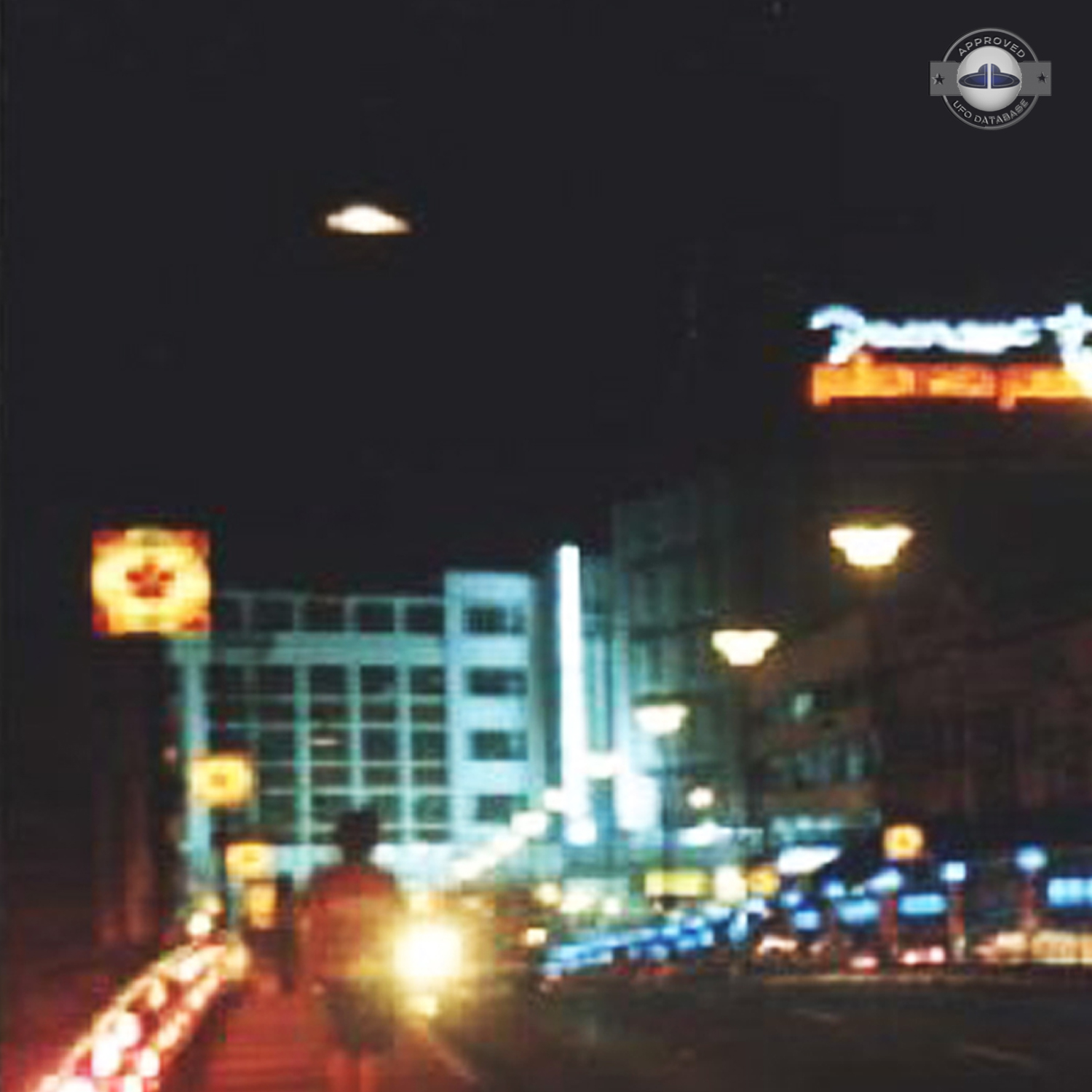 UFO picture taken on Jones Bridge in Manila | Philippines UFO | 2005 UFO Picture #189-3