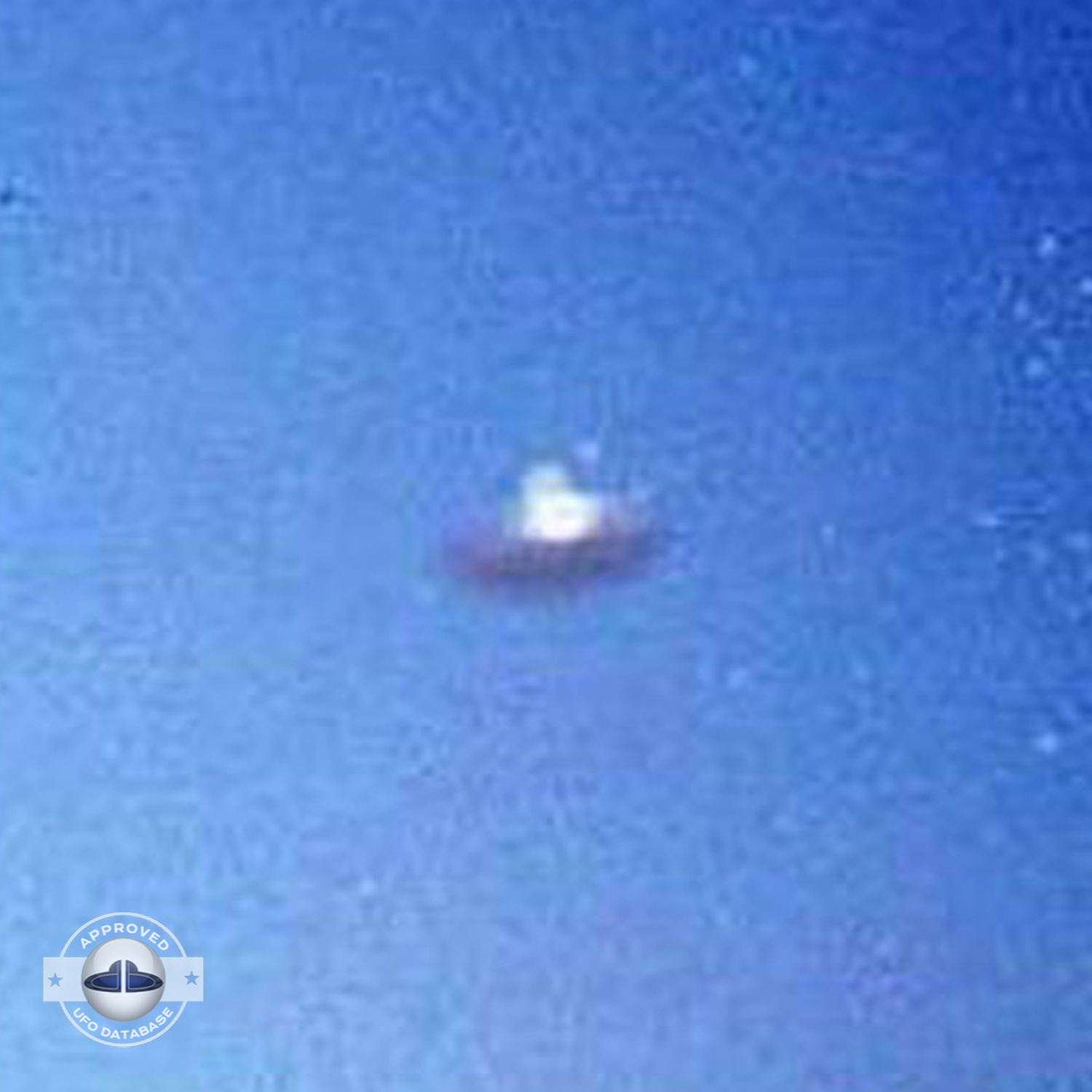 Silver metallic saucer passing over a house in the city of Alkmaar UFO Picture #73-3