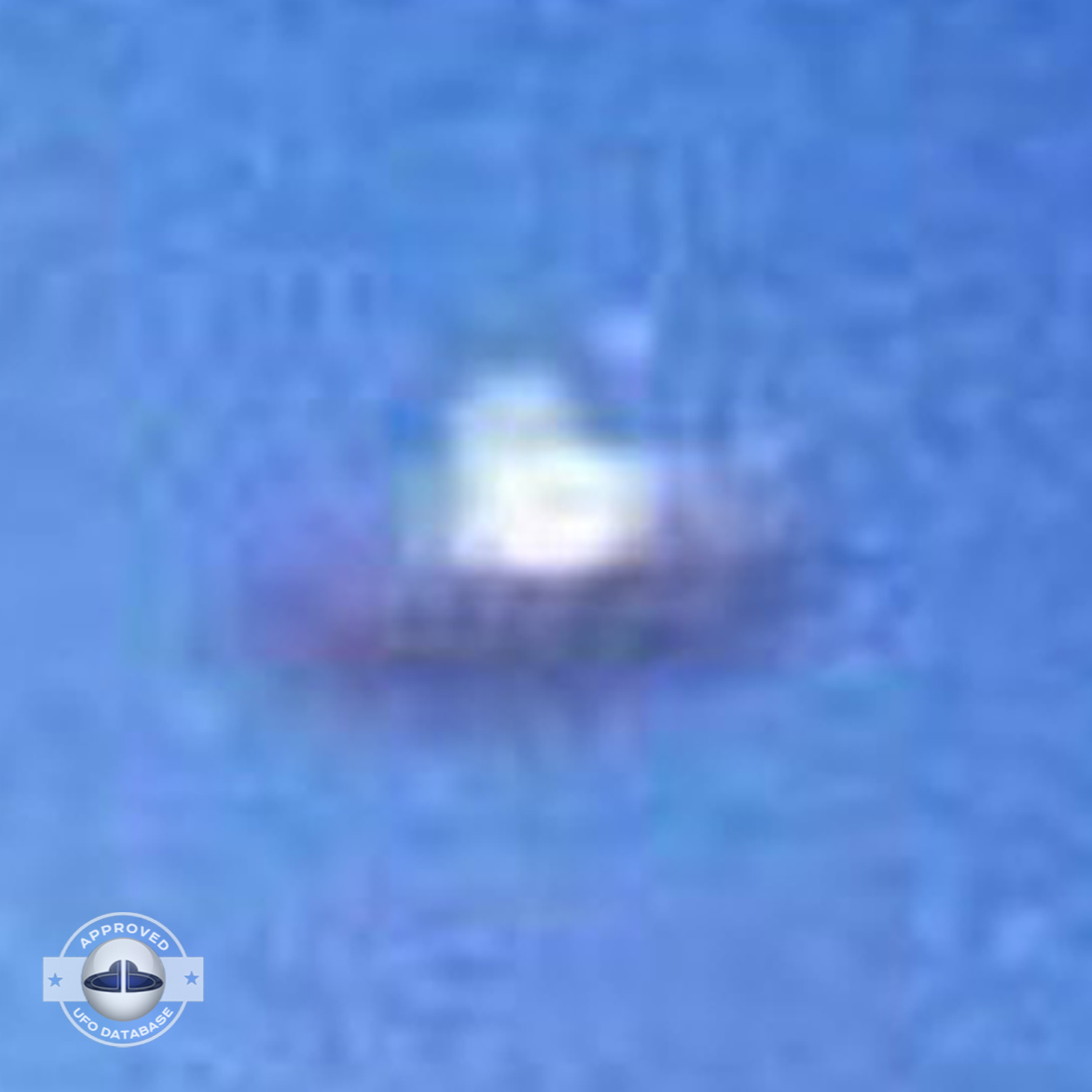 Silver metallic saucer passing over a house in the city of Alkmaar UFO Picture #73-4