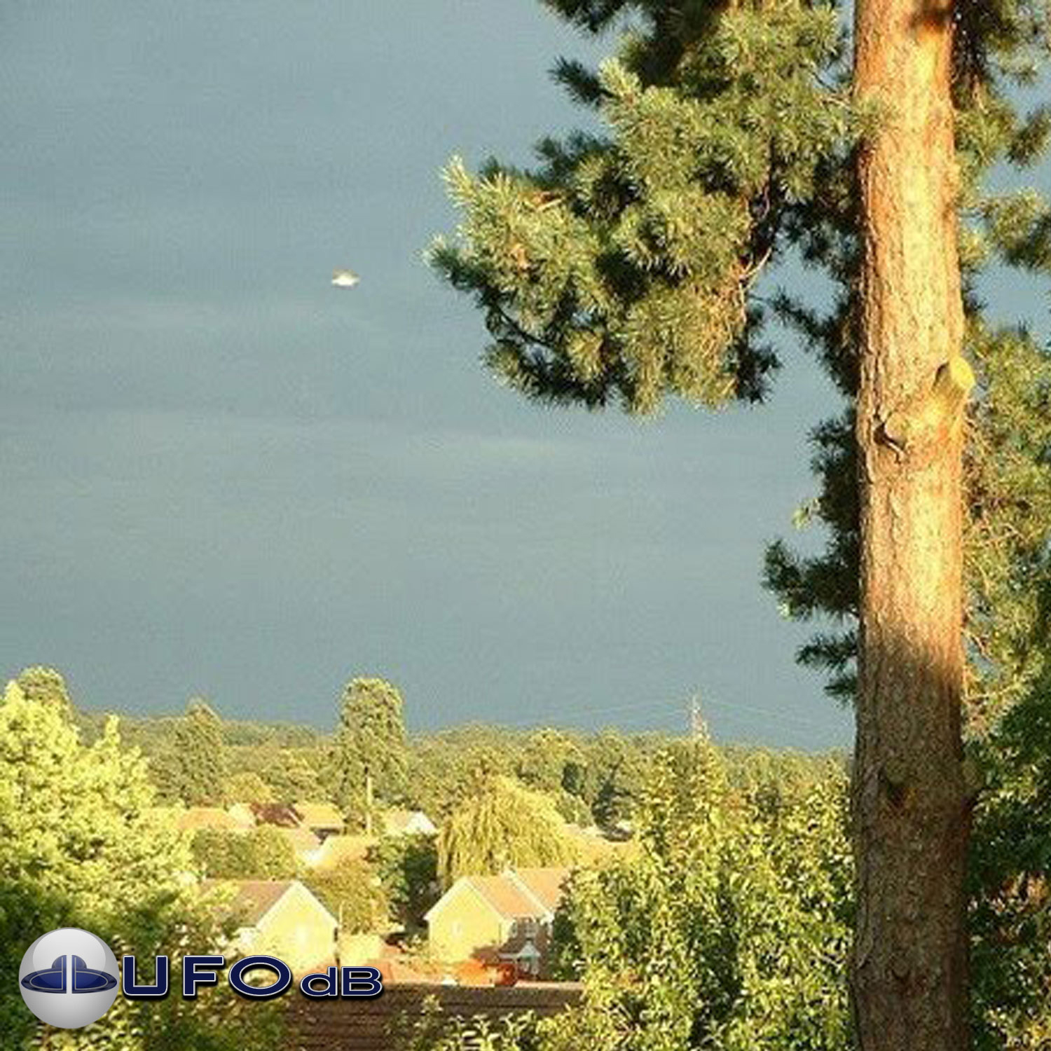 UFO picture - UFO passing in a sunset sky over houses | Watford, UK UFO Picture #142-1