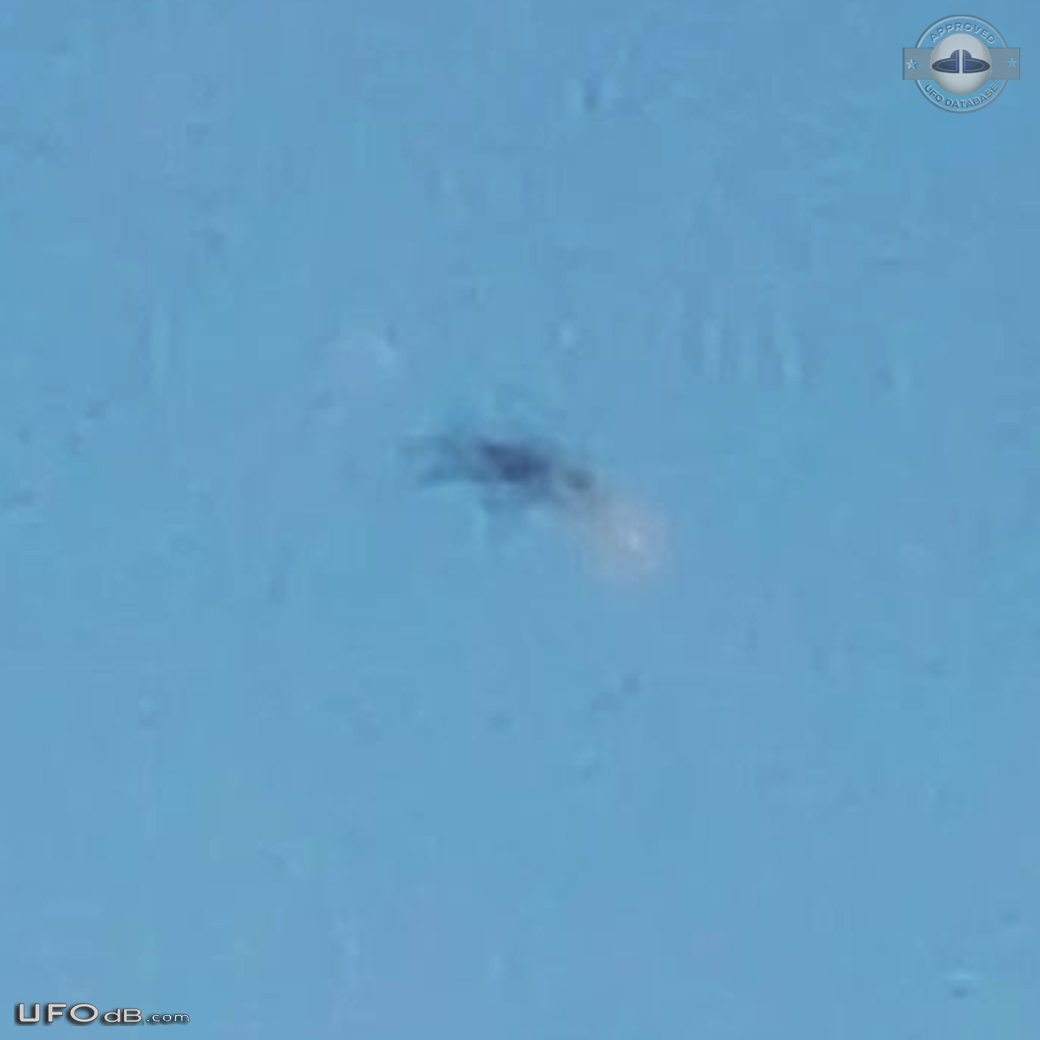 White trail with 45 angle - UFO going vertical - Derby England UK 2016 UFO Picture #777-3