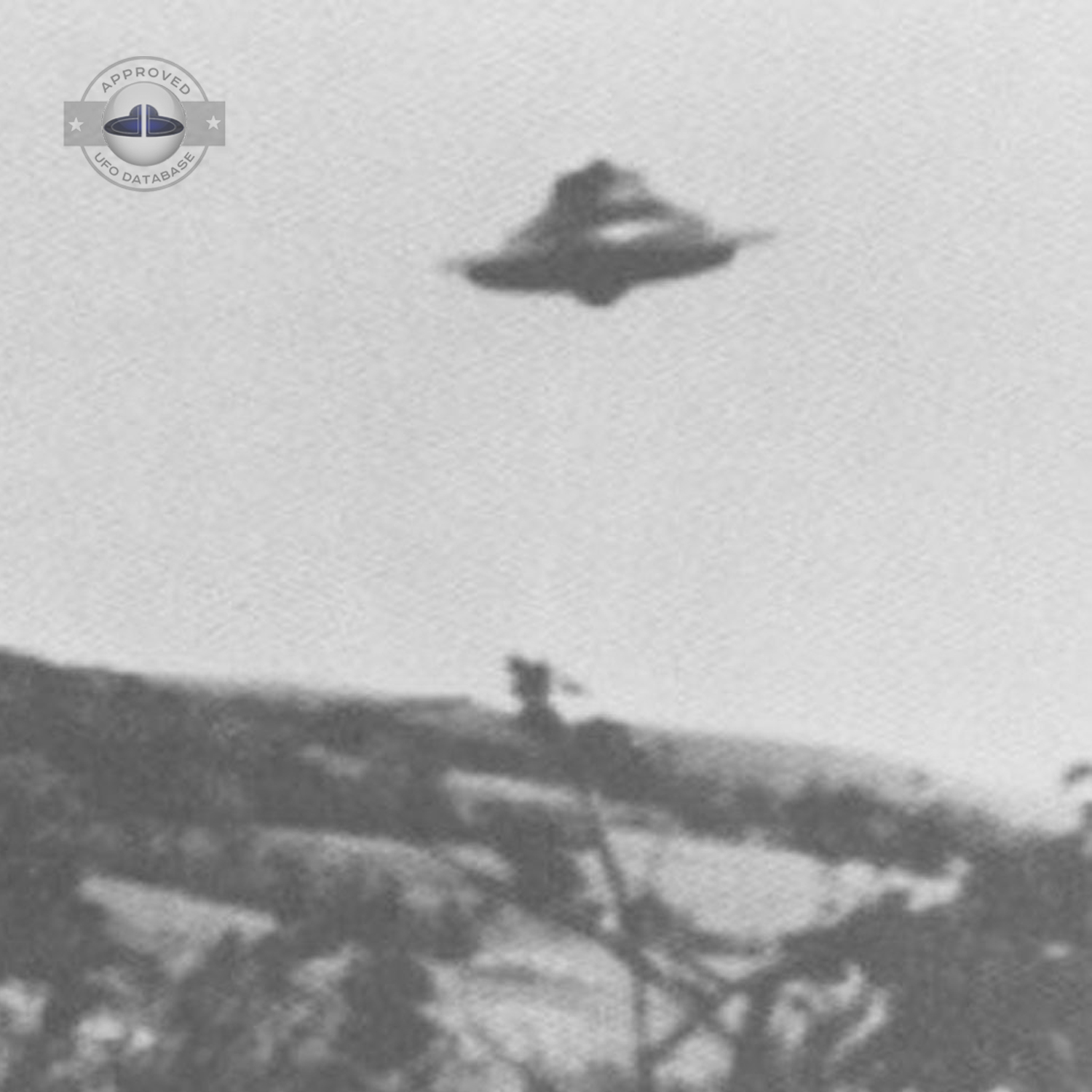 Metallic ufo approached the power lines from the West - Rhode Island UFO Picture #77-2