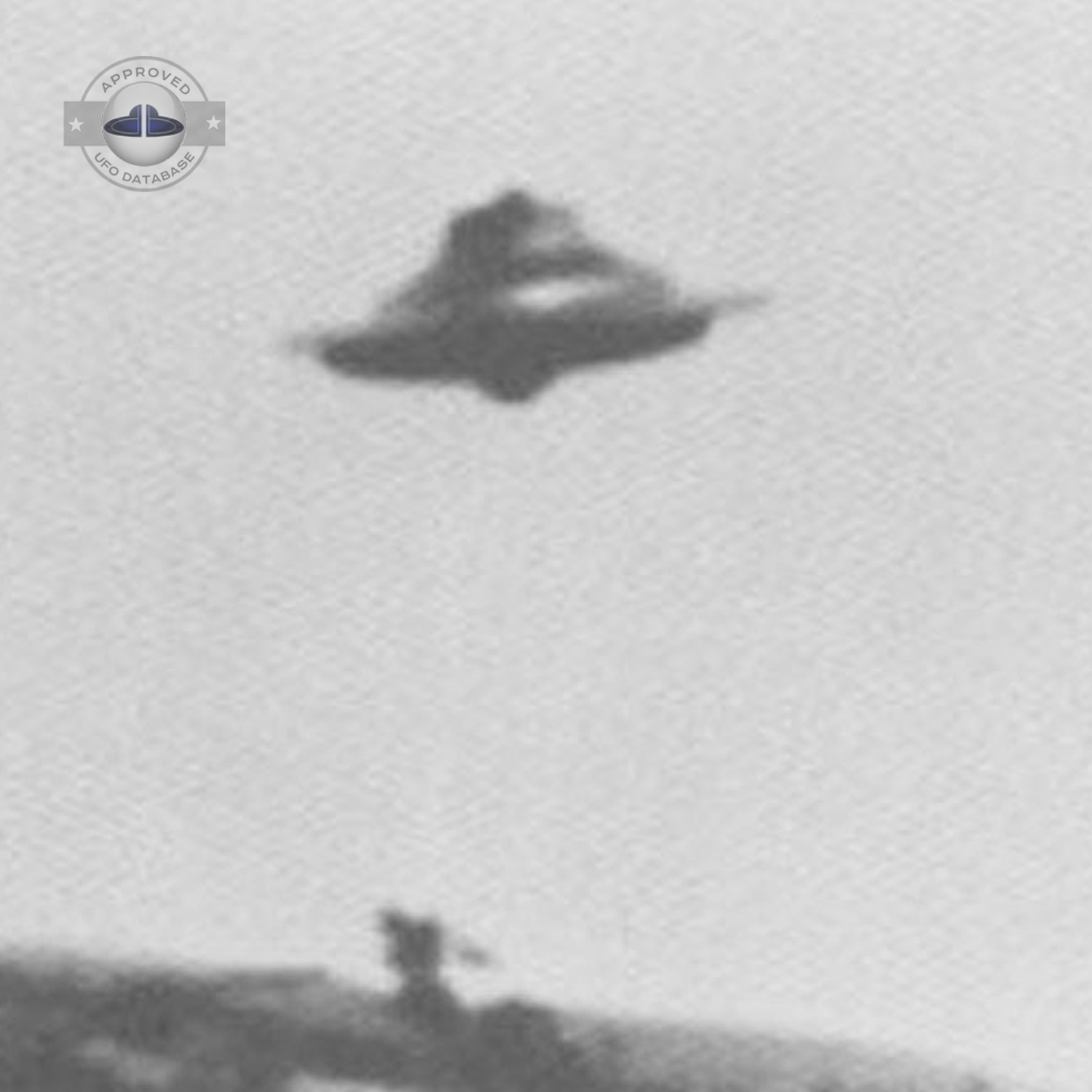 Metallic ufo approached the power lines from the West - Rhode Island UFO Picture #77-3