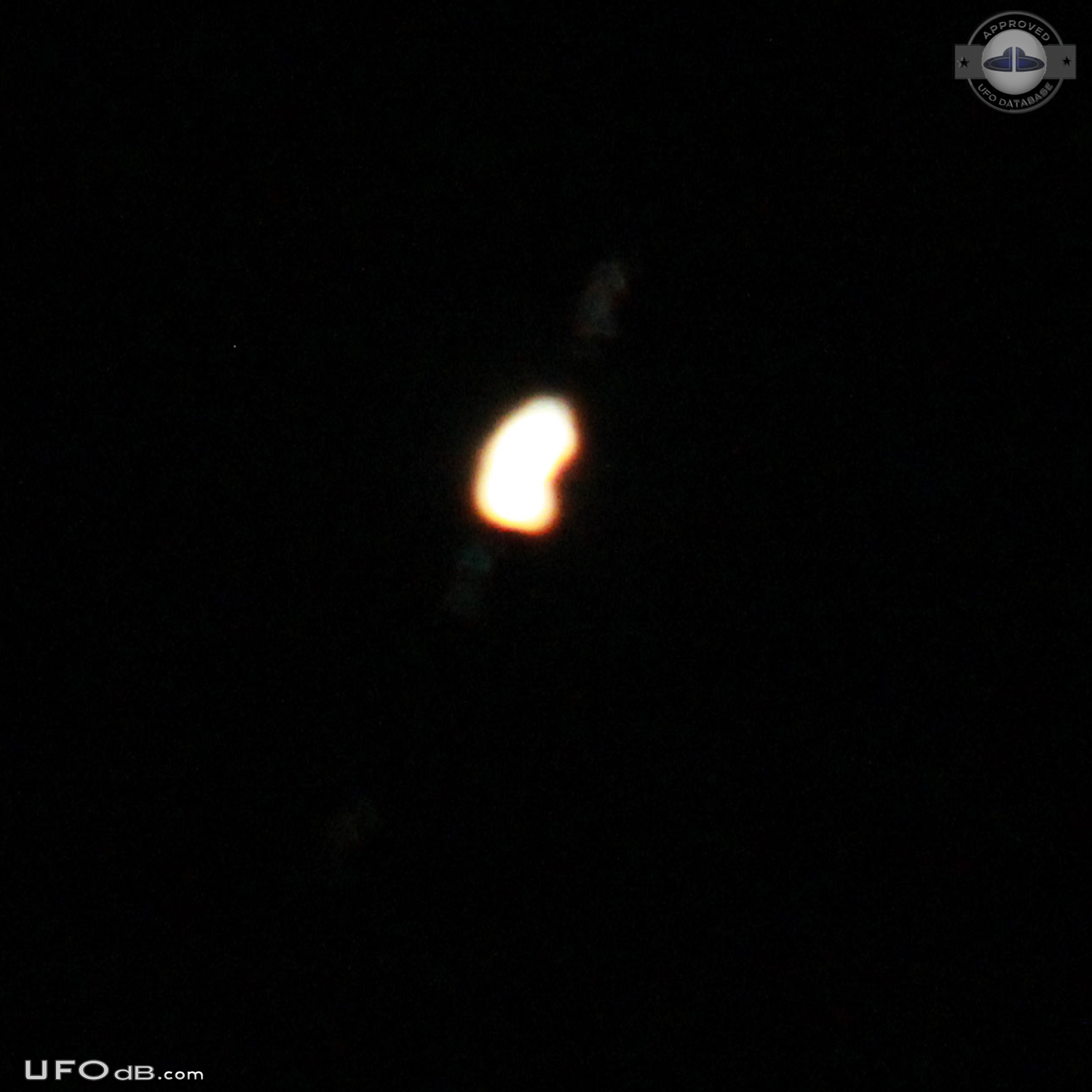 circle with white dots that may be lights but not on. Moved w/o sound UFO Picture #578-4