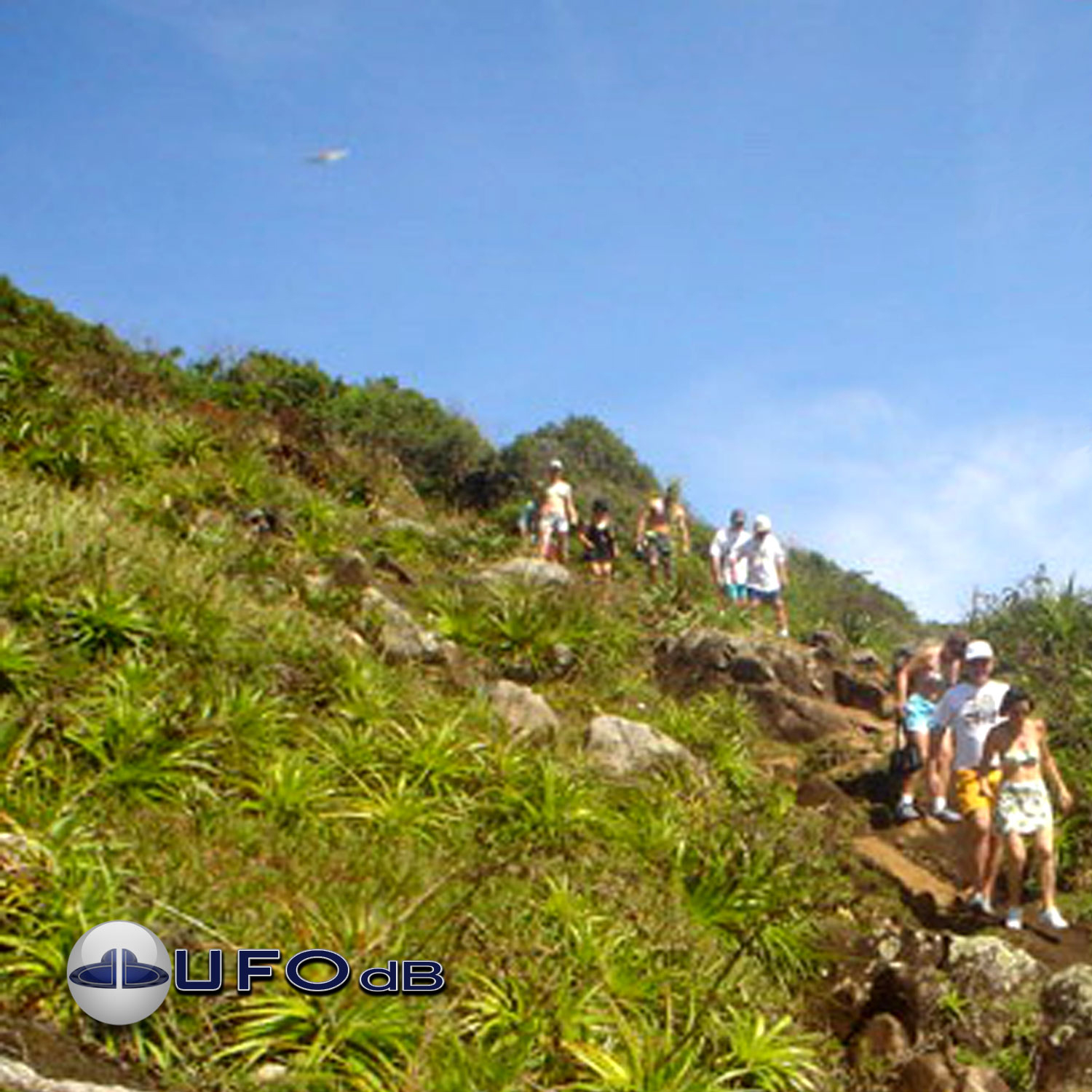UFO is Flying in bright day light over several tourists UFO Picture #16-1
