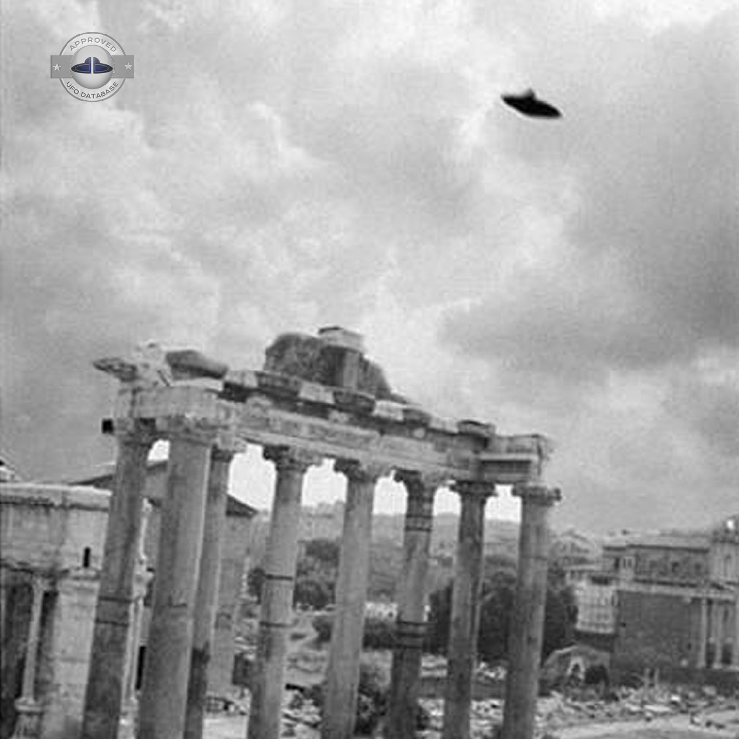 flying saucer passing over the ancient ruins near the center of Rome UFO Picture #51-2