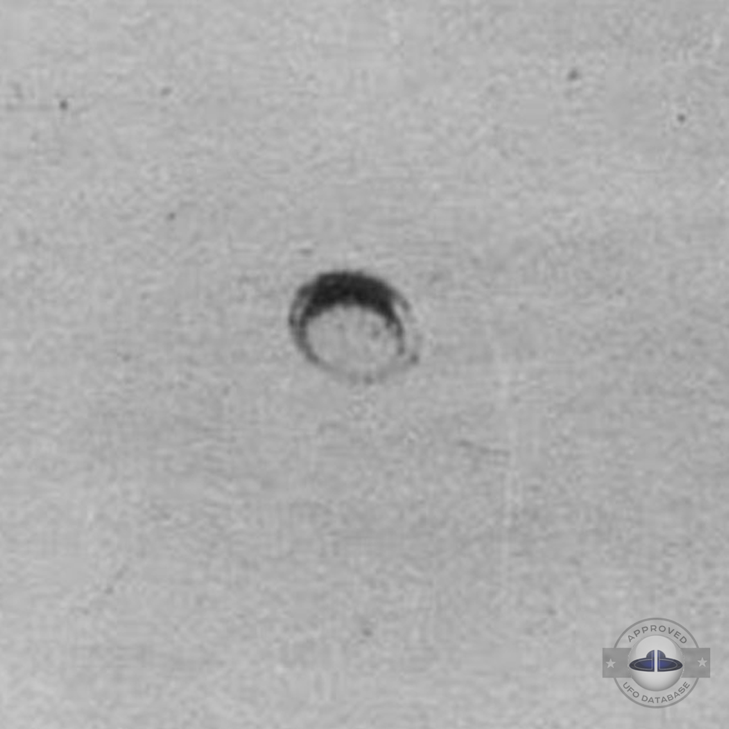 The ufo move slowly with his luminosity growing to suddenly disappear UFO Picture #67-3