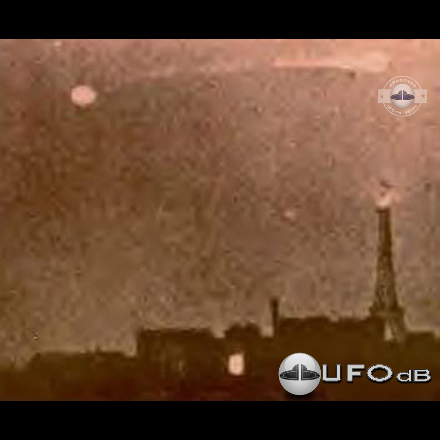 Rare old UFO picture taken near the famous Eiffel tower in Paris UFO Picture #101-1