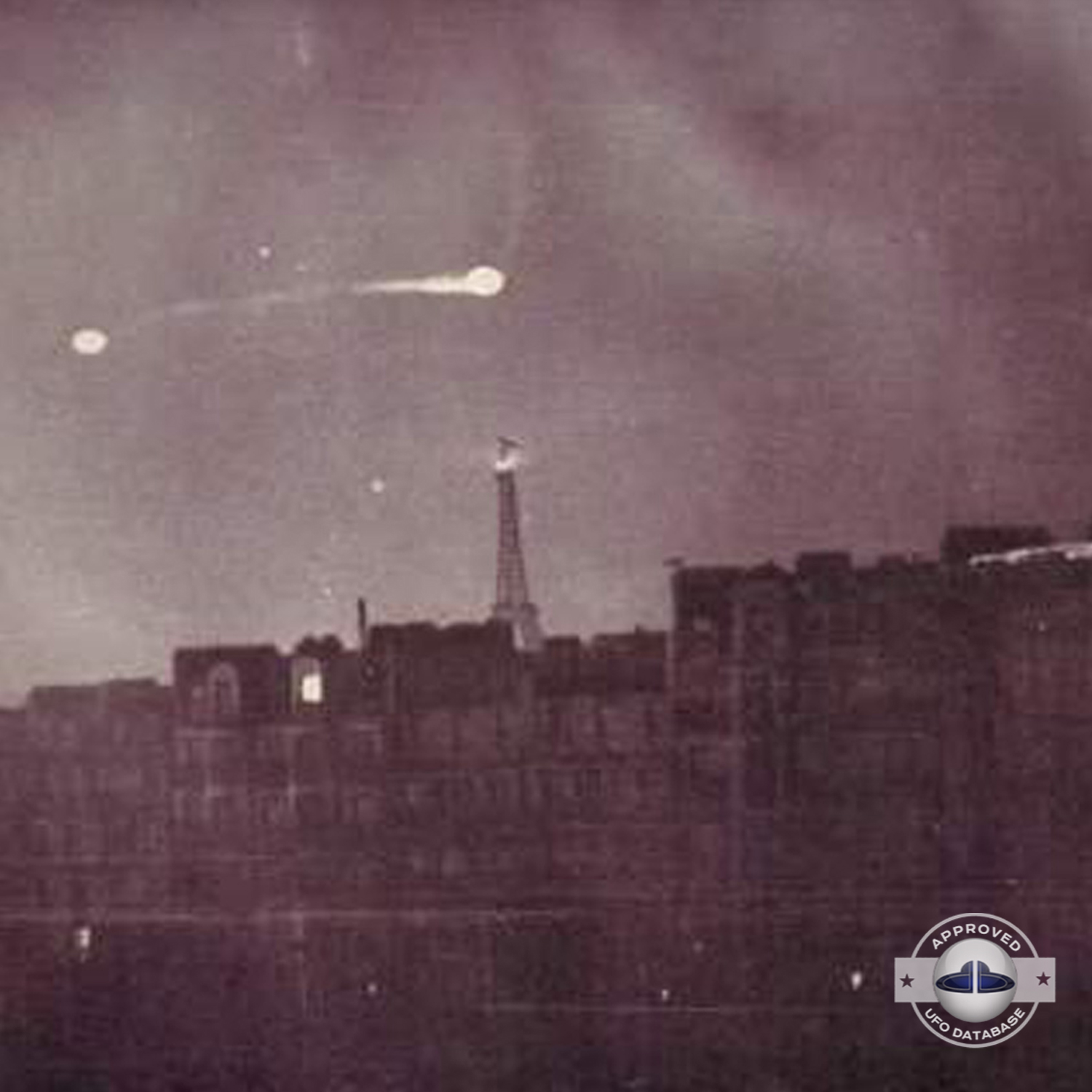 Rare old UFO picture taken near the famous Eiffel tower in Paris UFO Picture #101-7