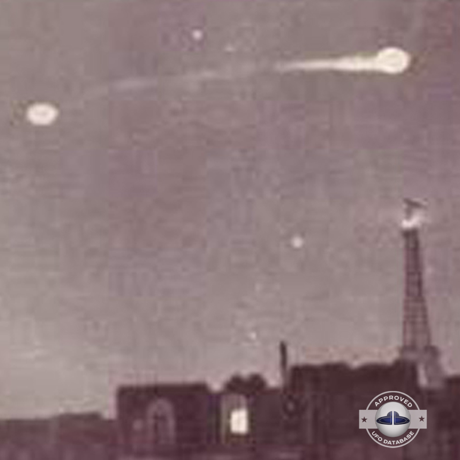 Rare old UFO picture taken near the famous Eiffel tower in Paris UFO Picture #101-9