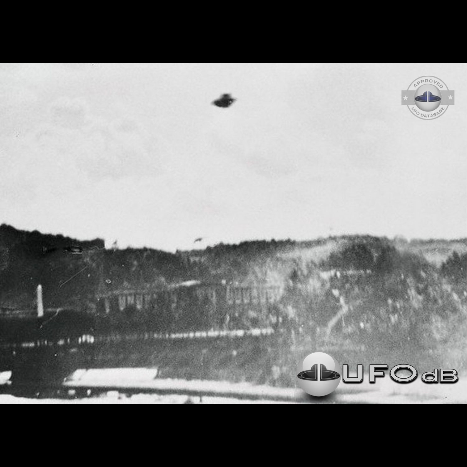 Old grey UFO picture showing an UFO passing over Rome