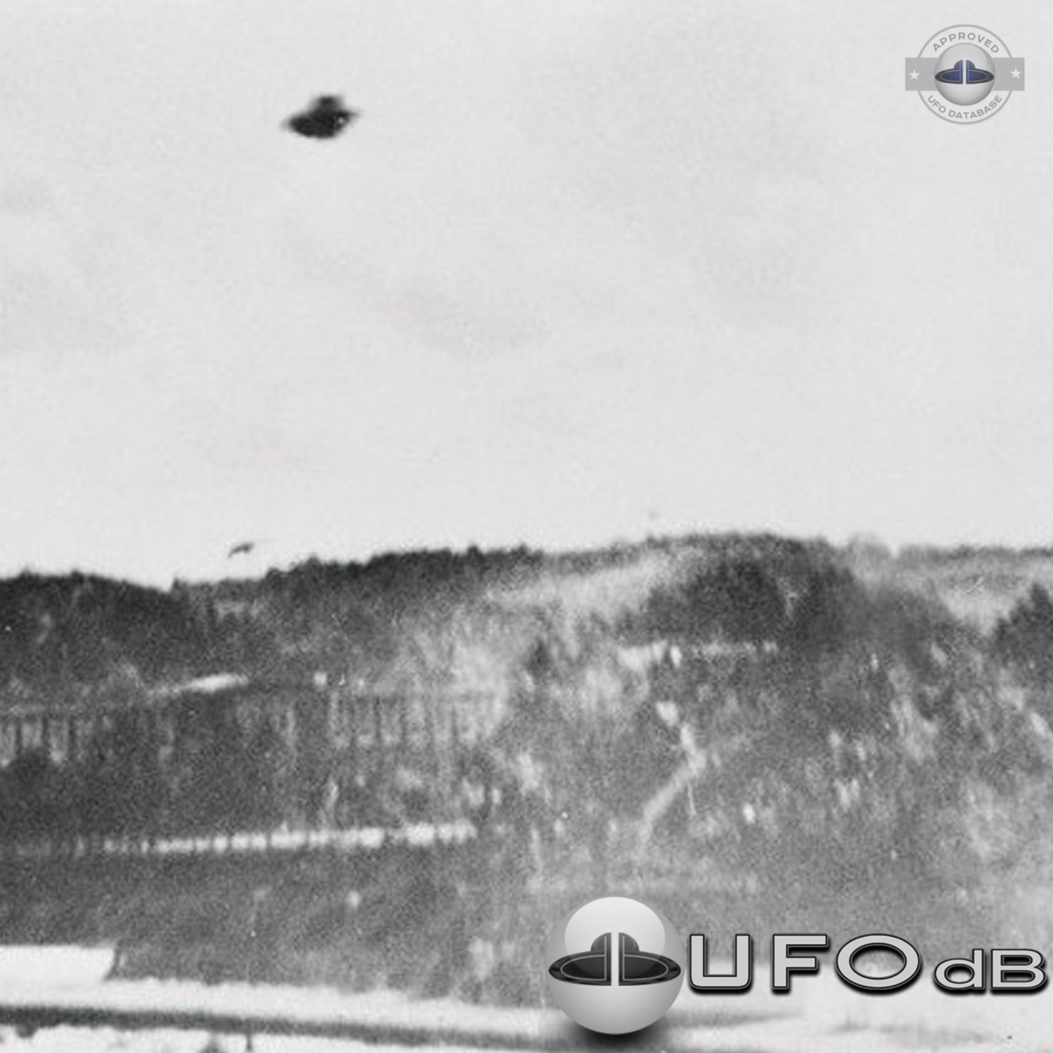 Old grey UFO picture showing an UFO passing over Rome