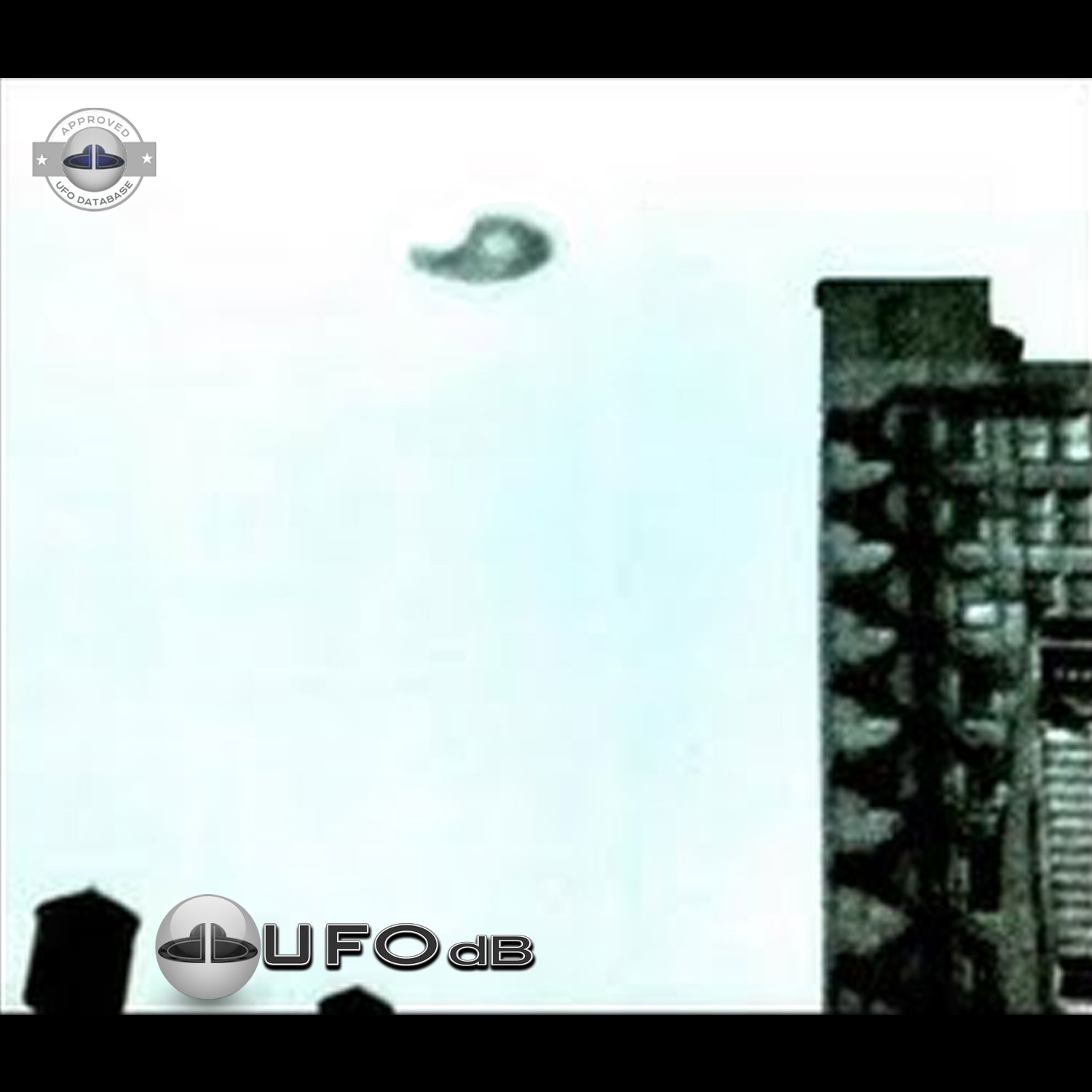 UFO picture was shot from the roof of an building in New York City UFO Picture #105-1