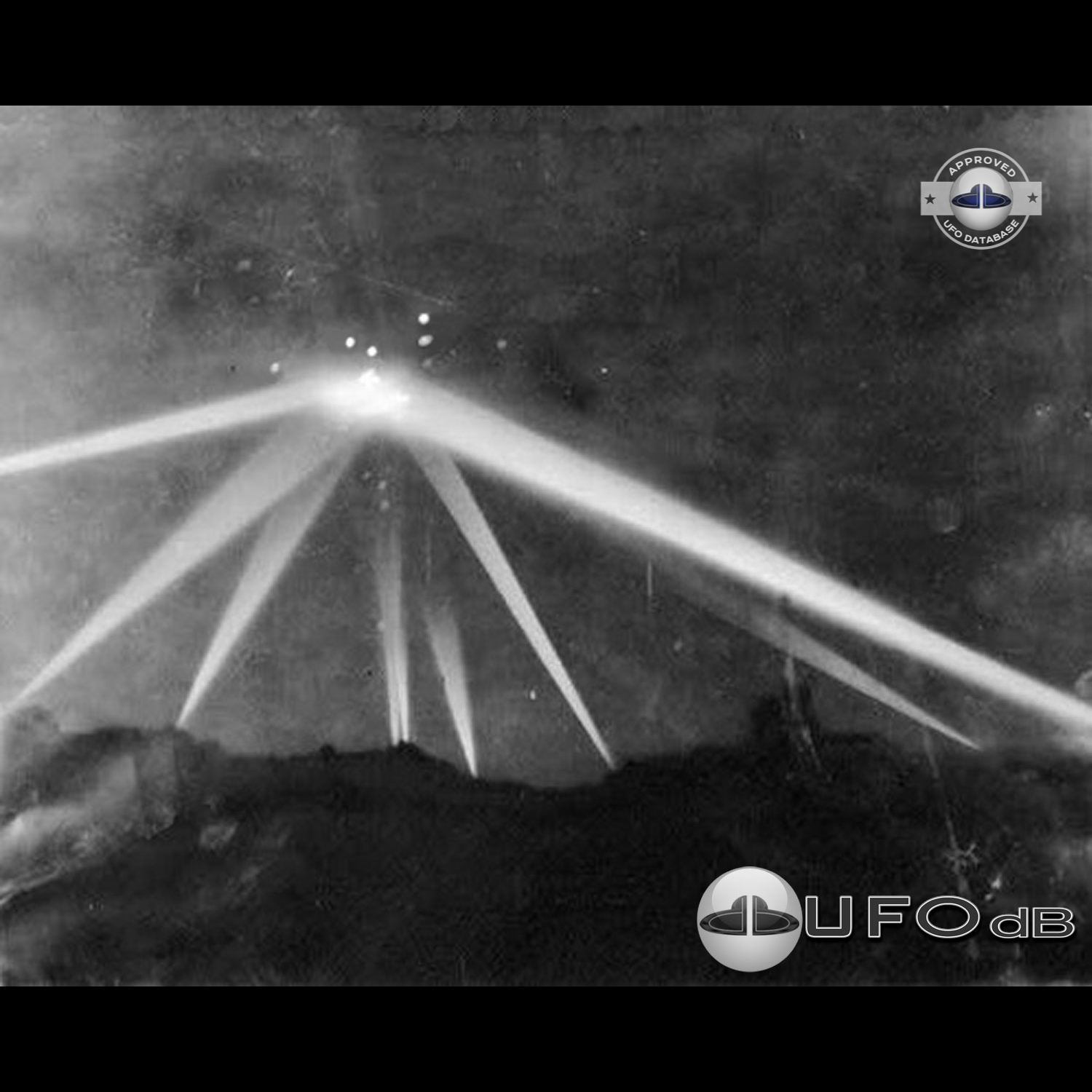 37th Coast Artillery Brigade lit up their spotlights to find a big UFO UFO Picture #109-1
