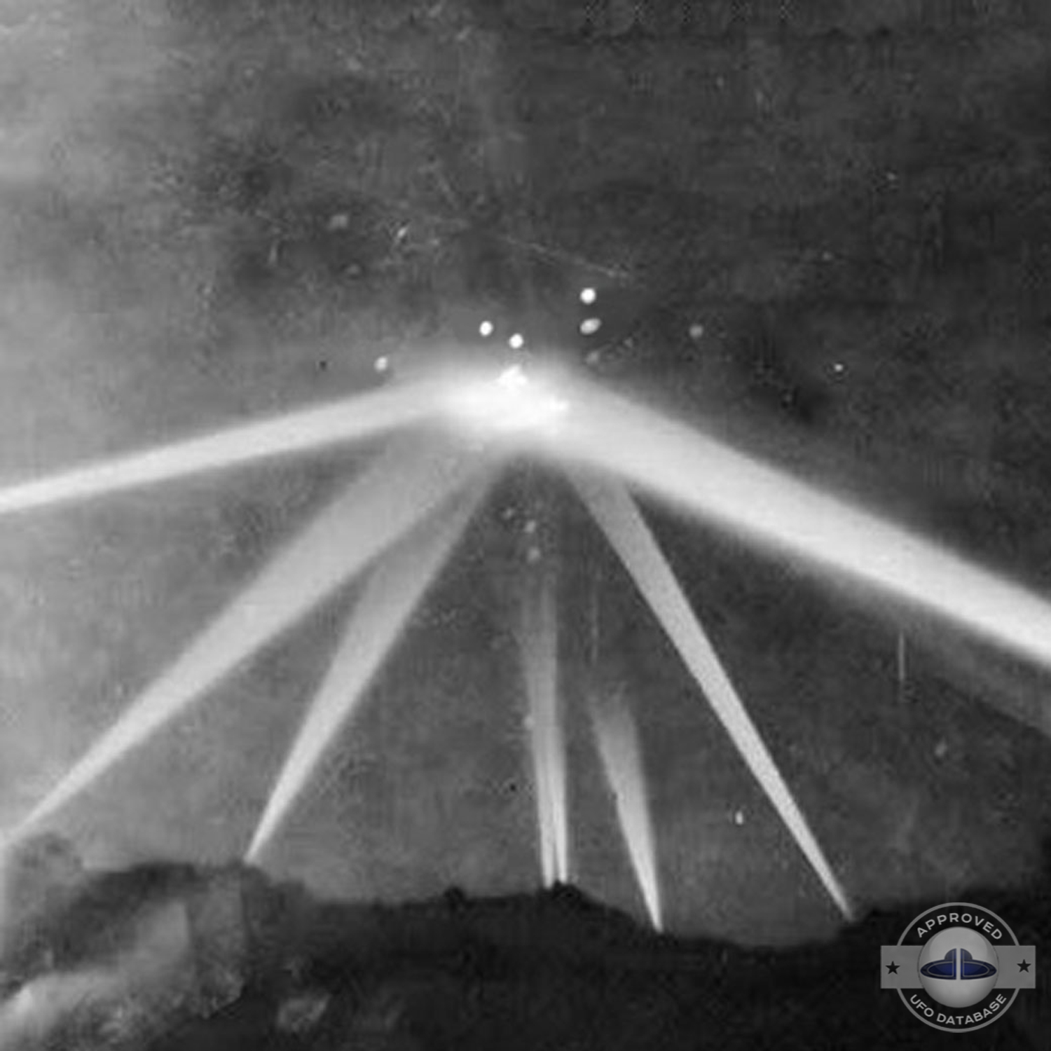 37th Coast Artillery Brigade lit up their spotlights to find a big UFO UFO Picture #109-8