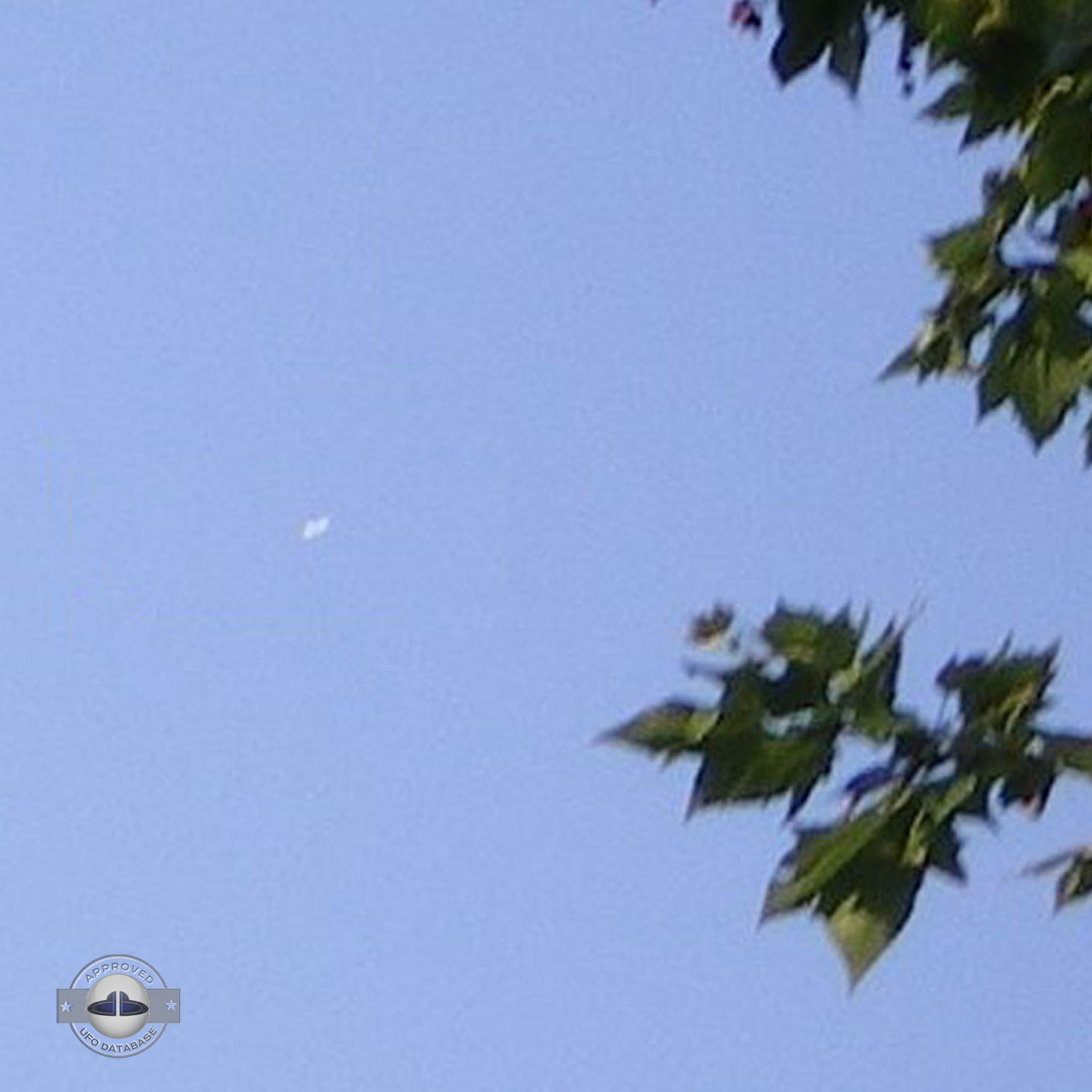 UFO in a blue sky near the pont des demoiselles in Toulouse UFO Picture #11-2