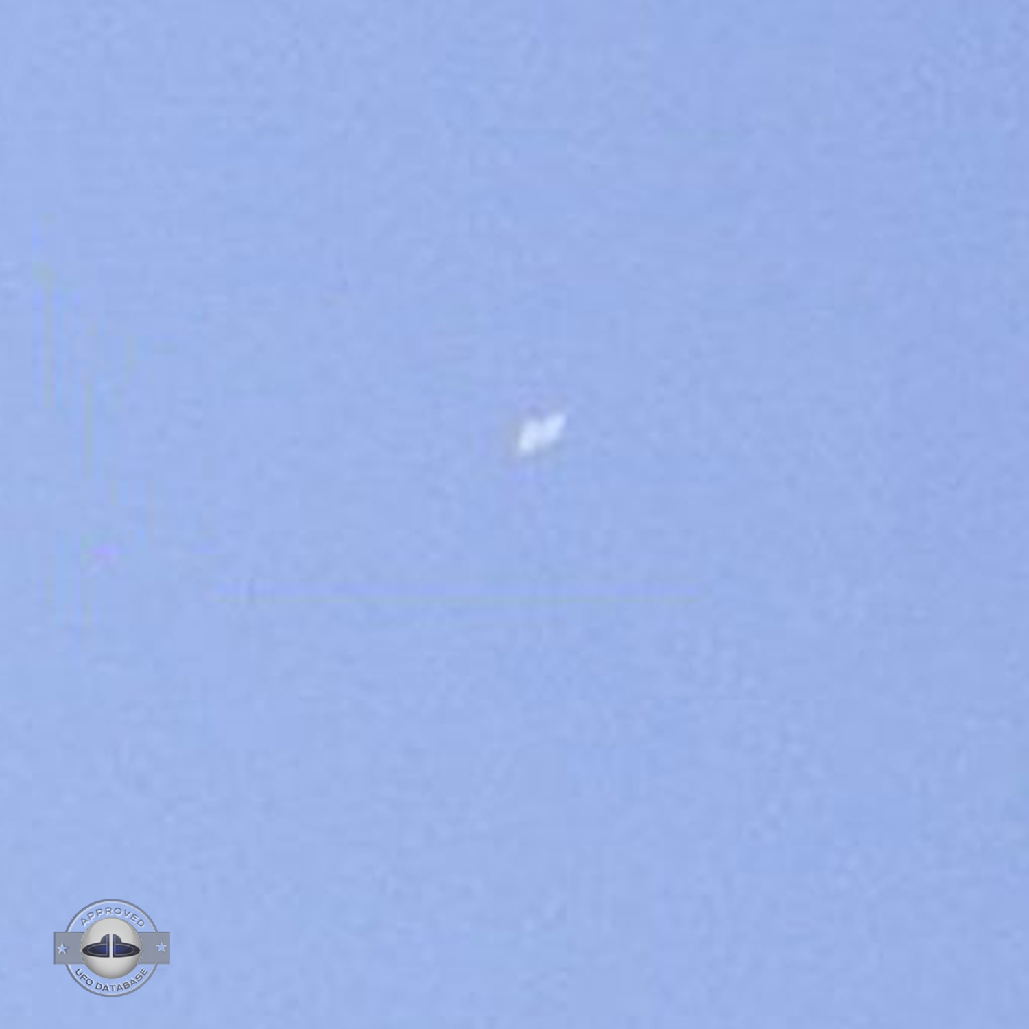 UFO in a blue sky near the pont des demoiselles in Toulouse UFO Picture #11-3