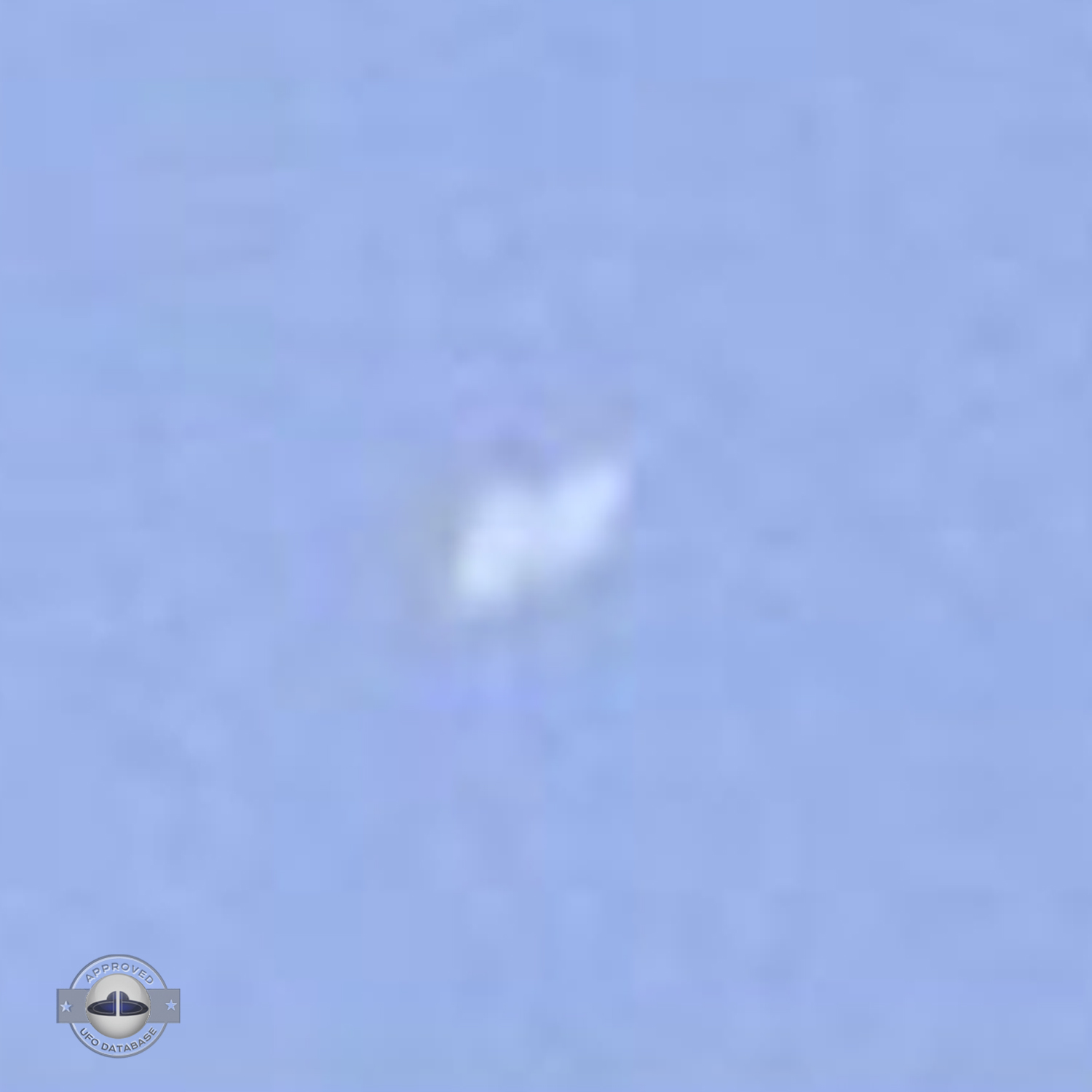 UFO in a blue sky near the pont des demoiselles in Toulouse UFO Picture #11-4