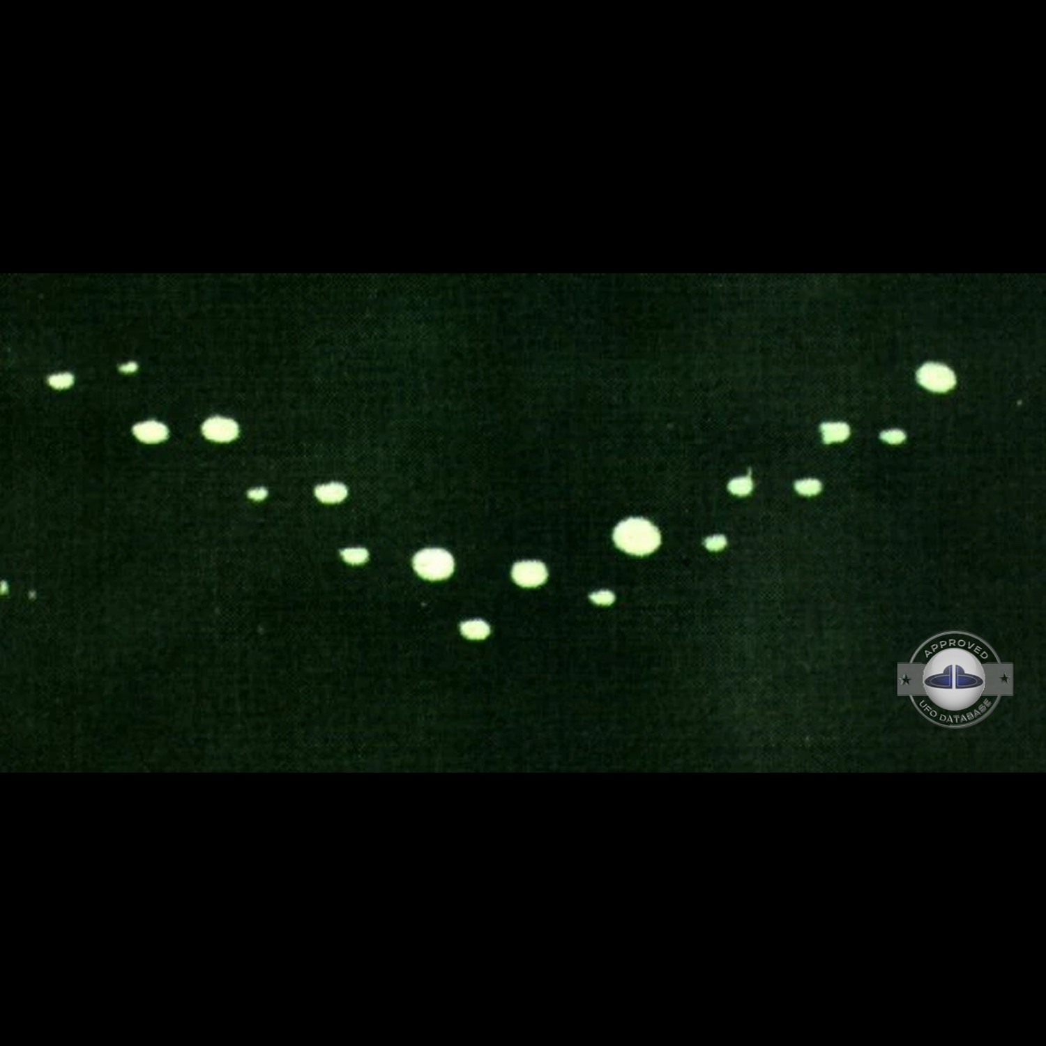 UFO picture show 18 luminous UFO arranged in a crescent formation UFO Picture #117-7