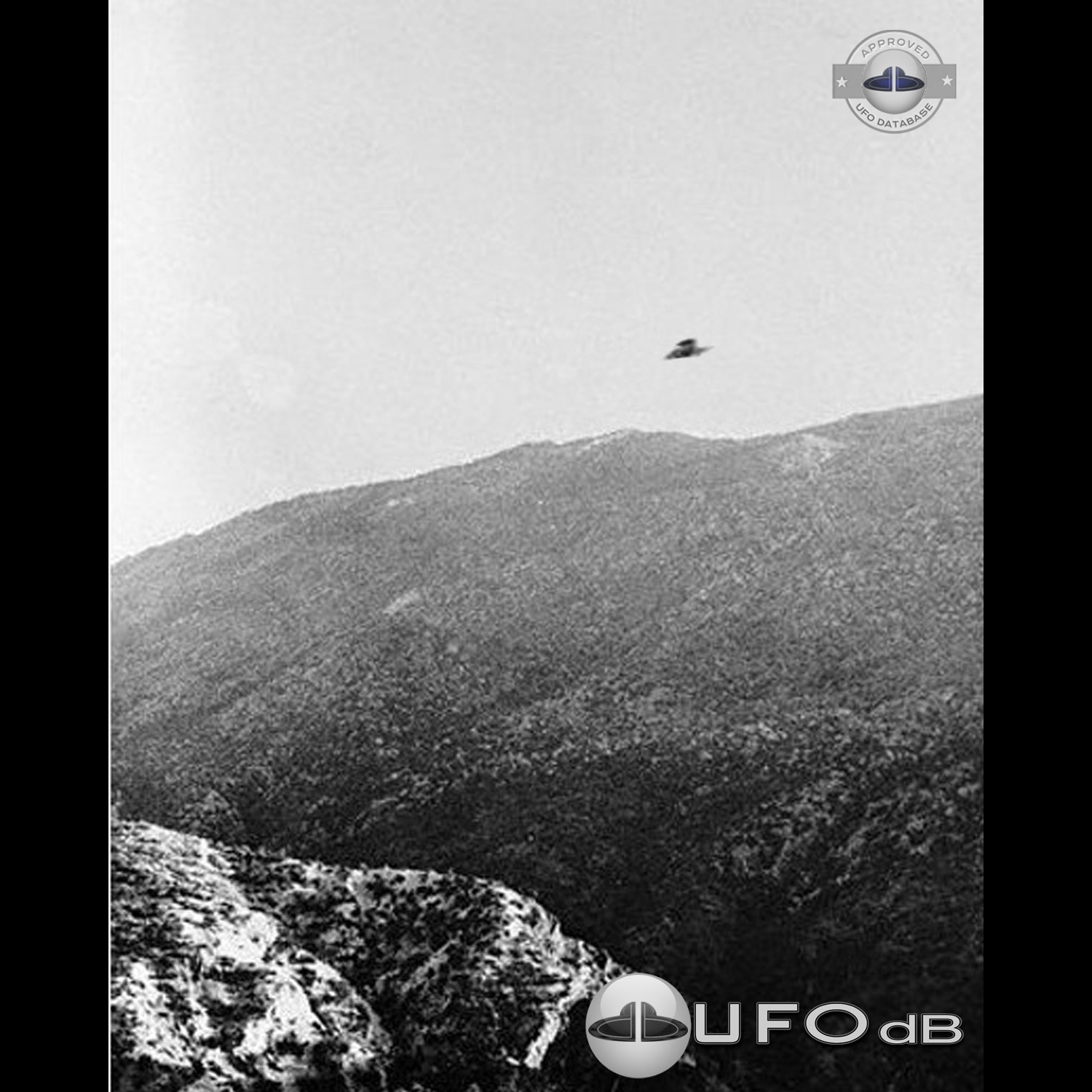 Photographer saw UFO fly at very high rate speed above the skyline UFO Picture #118-1