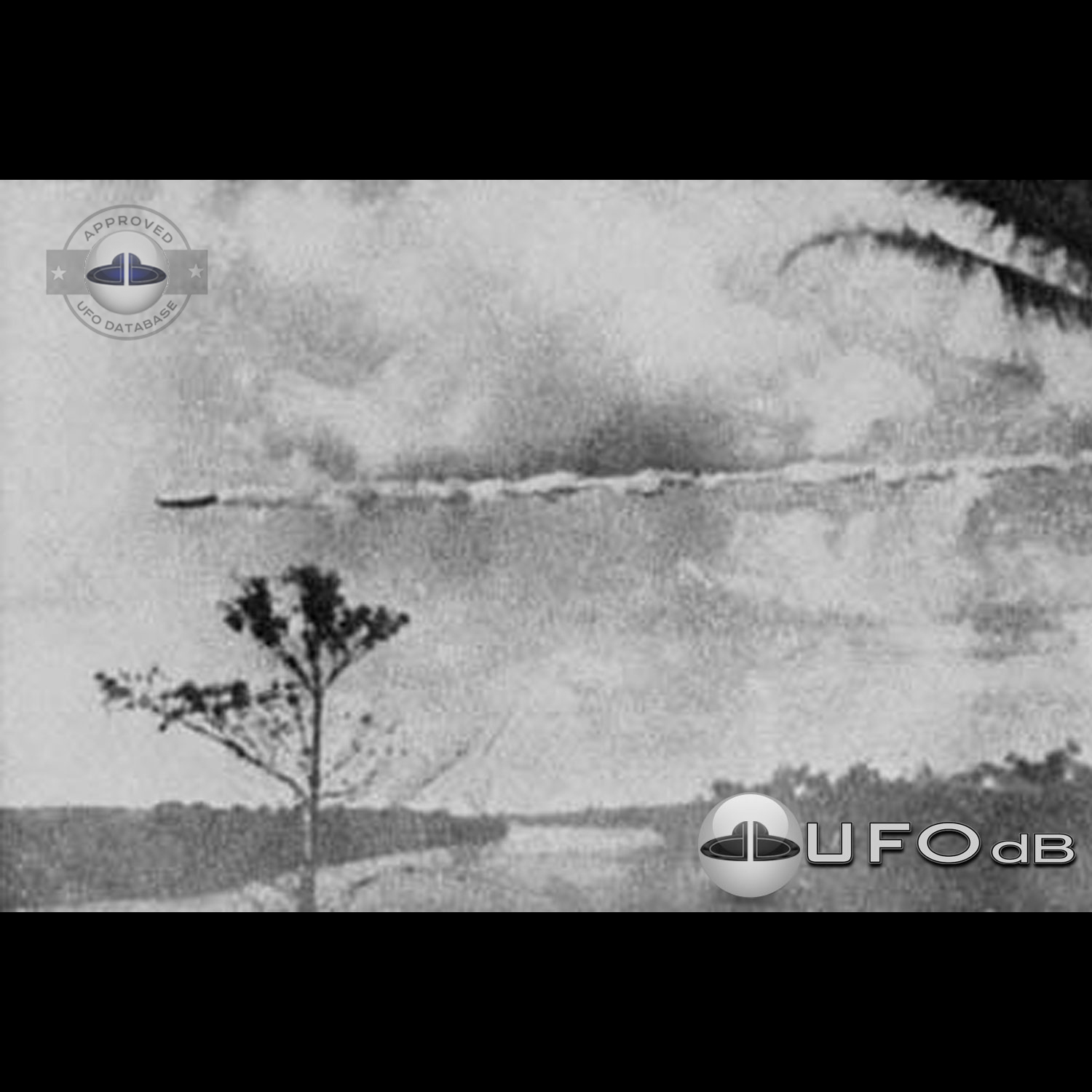 UFO picture, Cigar shaped UFO flying horizontally and low in the sky UFO Picture #120-1