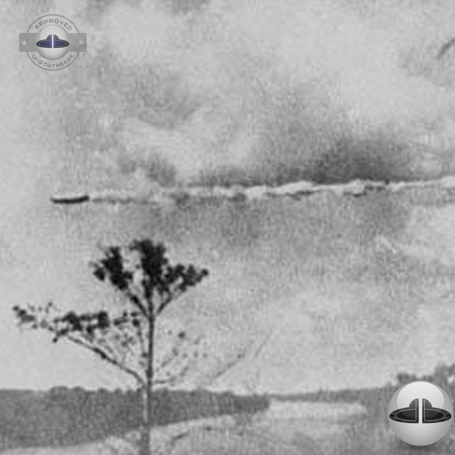 UFO picture, Cigar shaped UFO flying horizontally and low in the sky UFO Picture #120-2