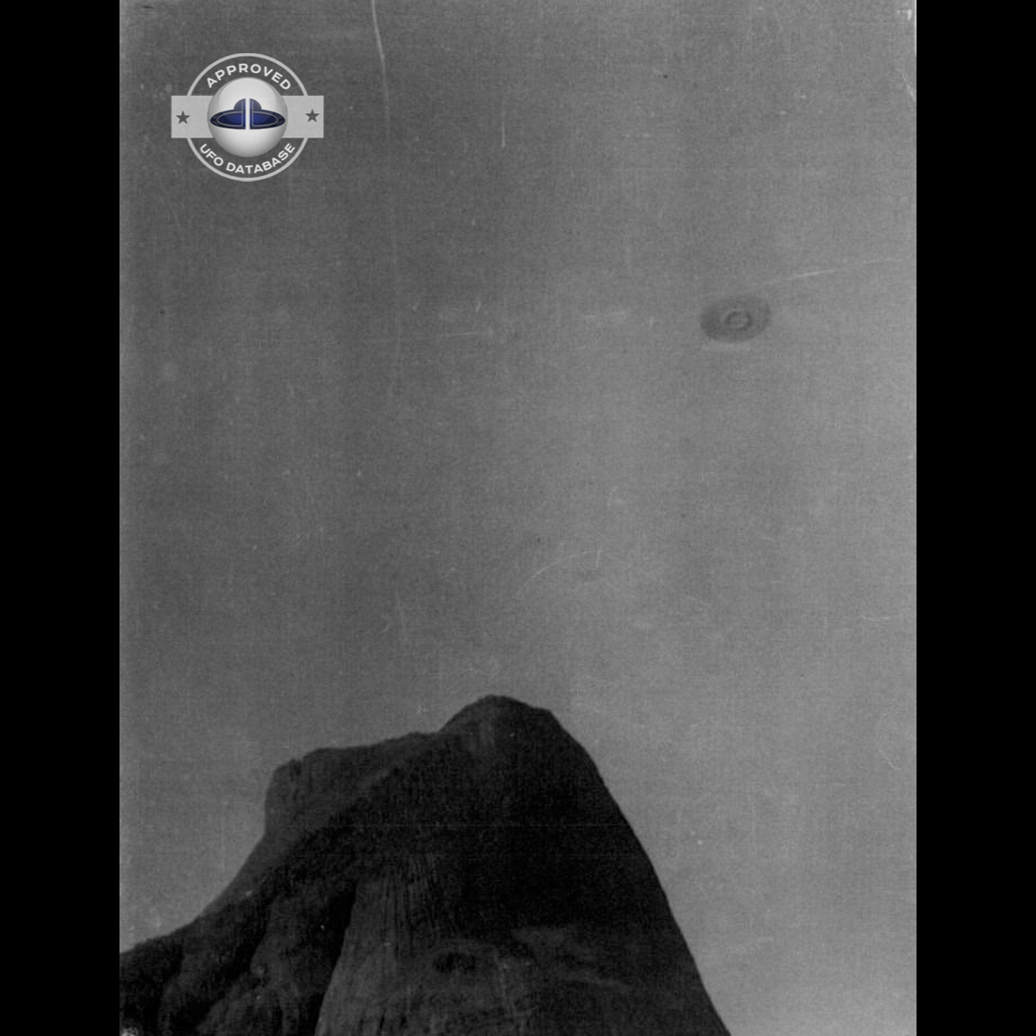 UFO picture considered by A.P.R.O | one of the best ufo picture 1952 UFO Picture #122-2