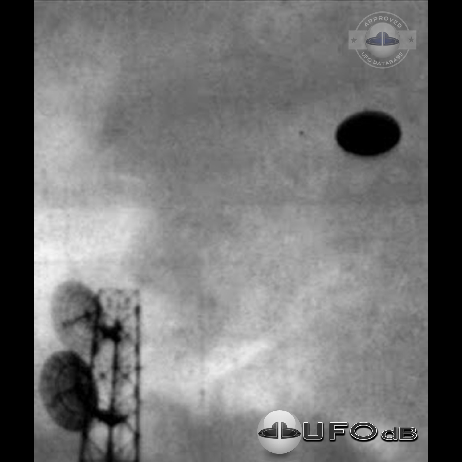UFO passing near a communication tower in a cloudy sky Pescara Italy UFO Picture #125-1