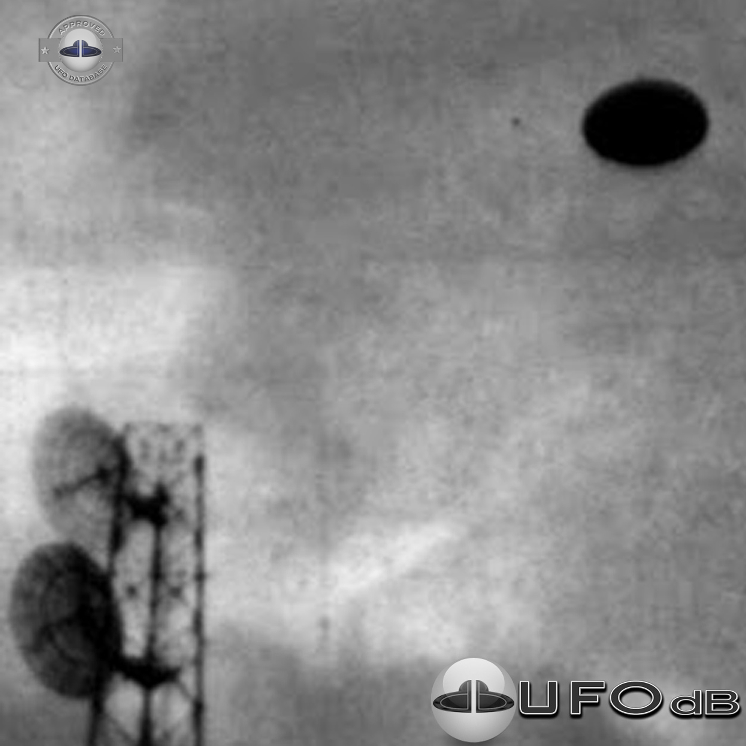 UFO passing near a communication tower in a cloudy sky Pescara Italy UFO Picture #125-2