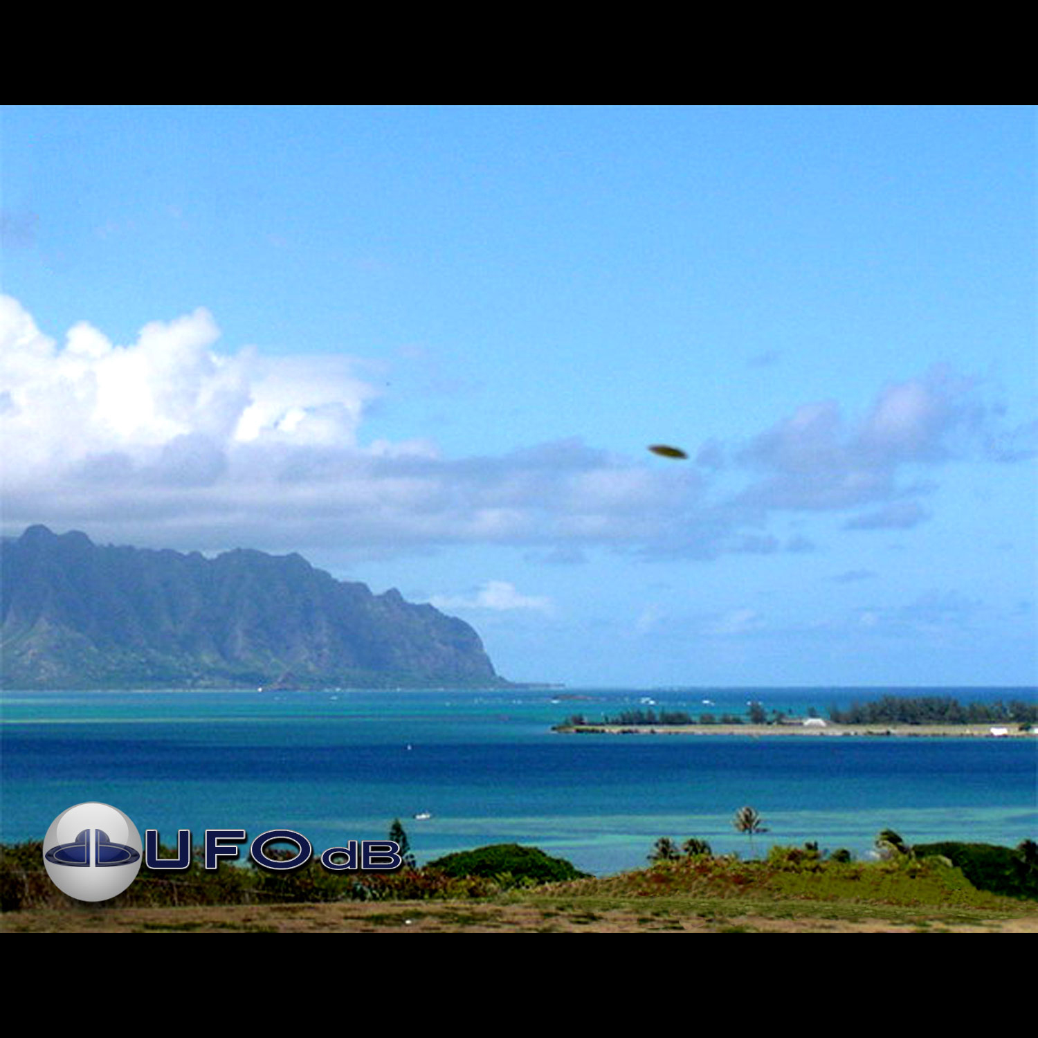 UFO picture taken on october 21, 2004 over the Kaneohe Bay in Hawaii UFO Picture #13-1