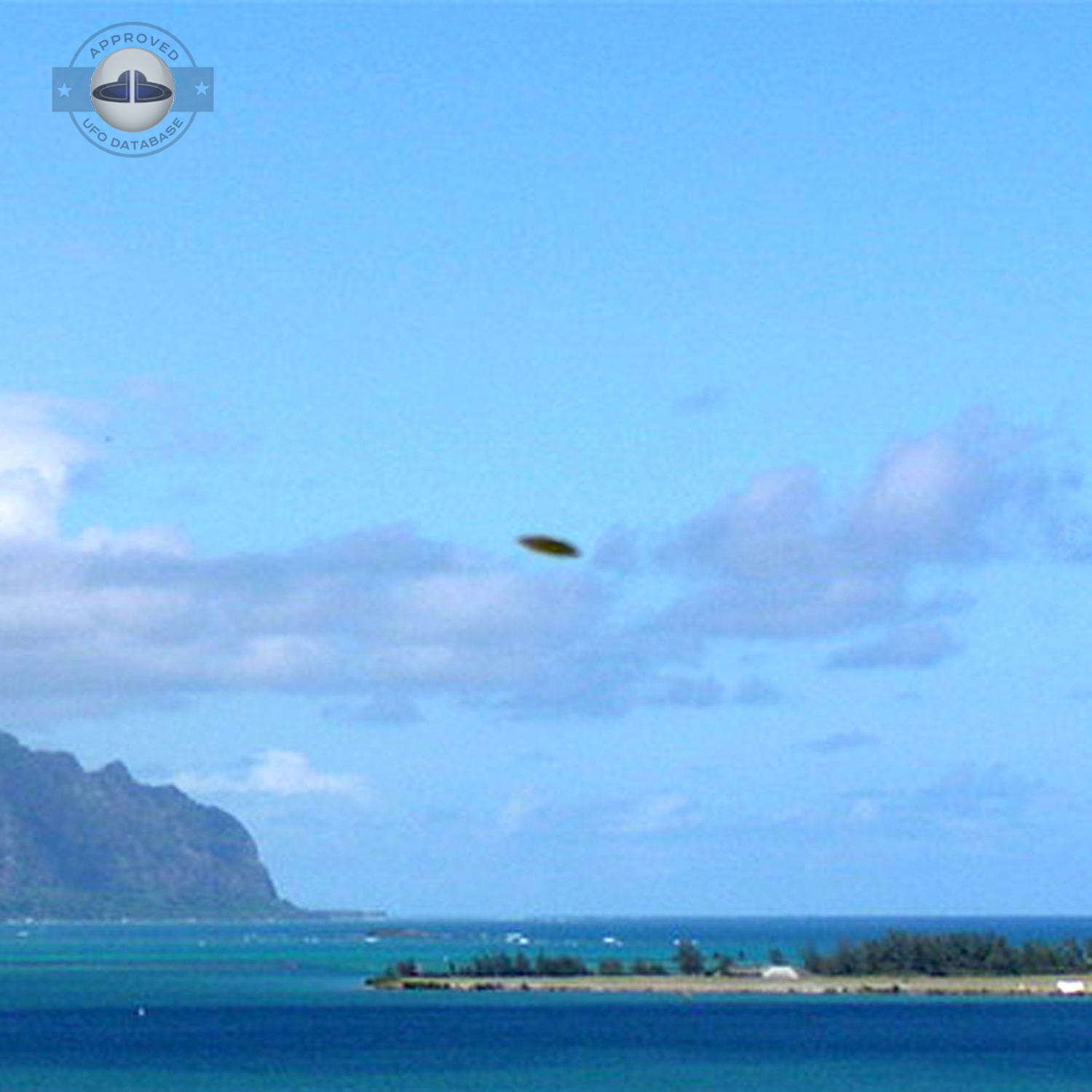 UFO picture taken on october 21, 2004 over the Kaneohe Bay in Hawaii UFO Picture #13-2