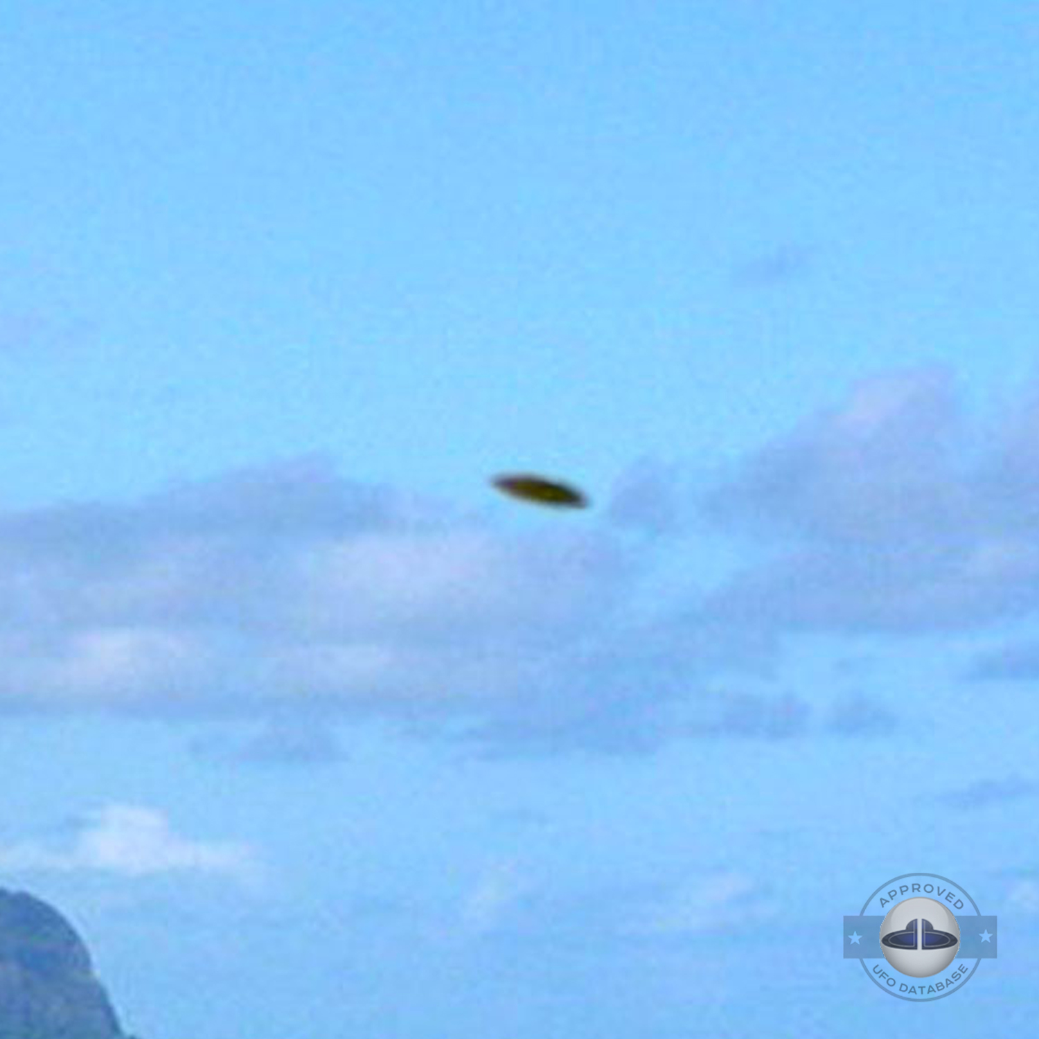 UFO picture taken on october 21, 2004 over the Kaneohe Bay in Hawaii UFO Picture #13-3