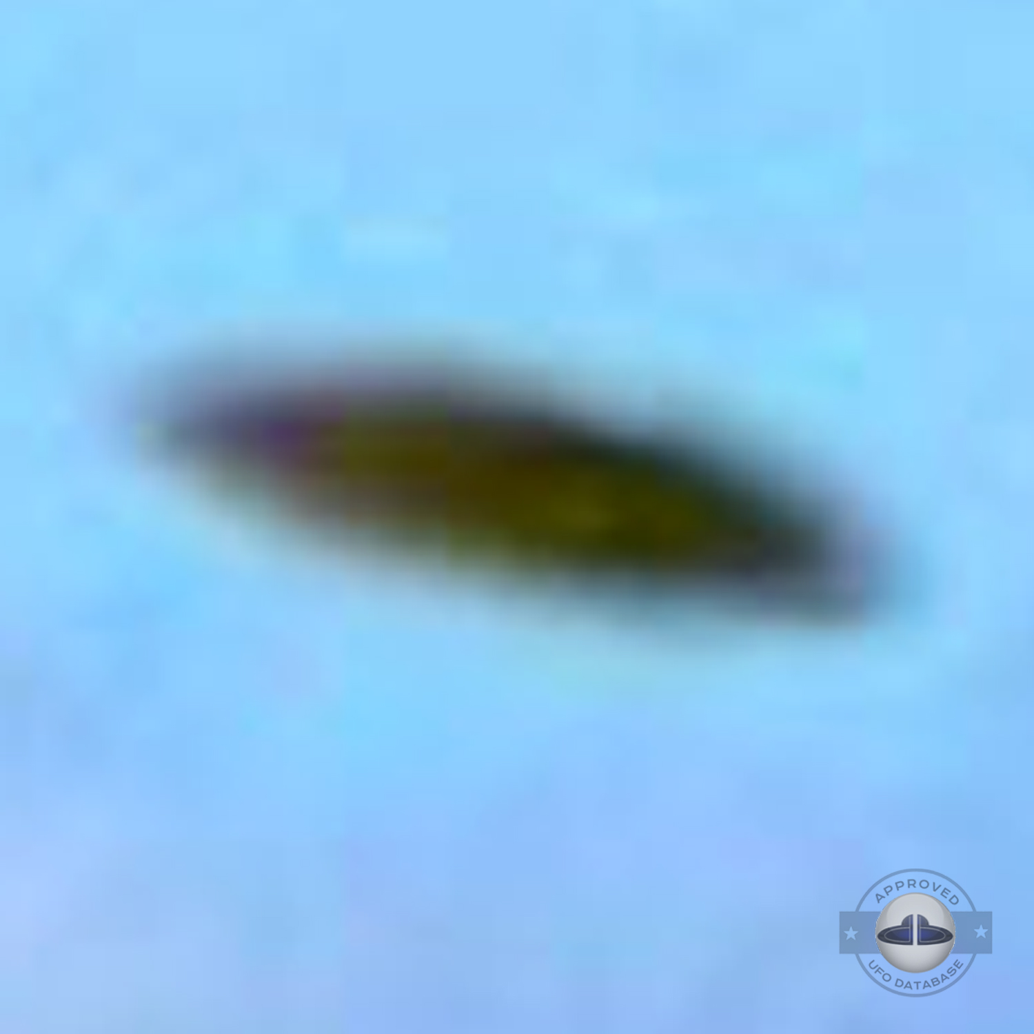 UFO picture taken on october 21, 2004 over the Kaneohe Bay in Hawaii UFO Picture #13-5