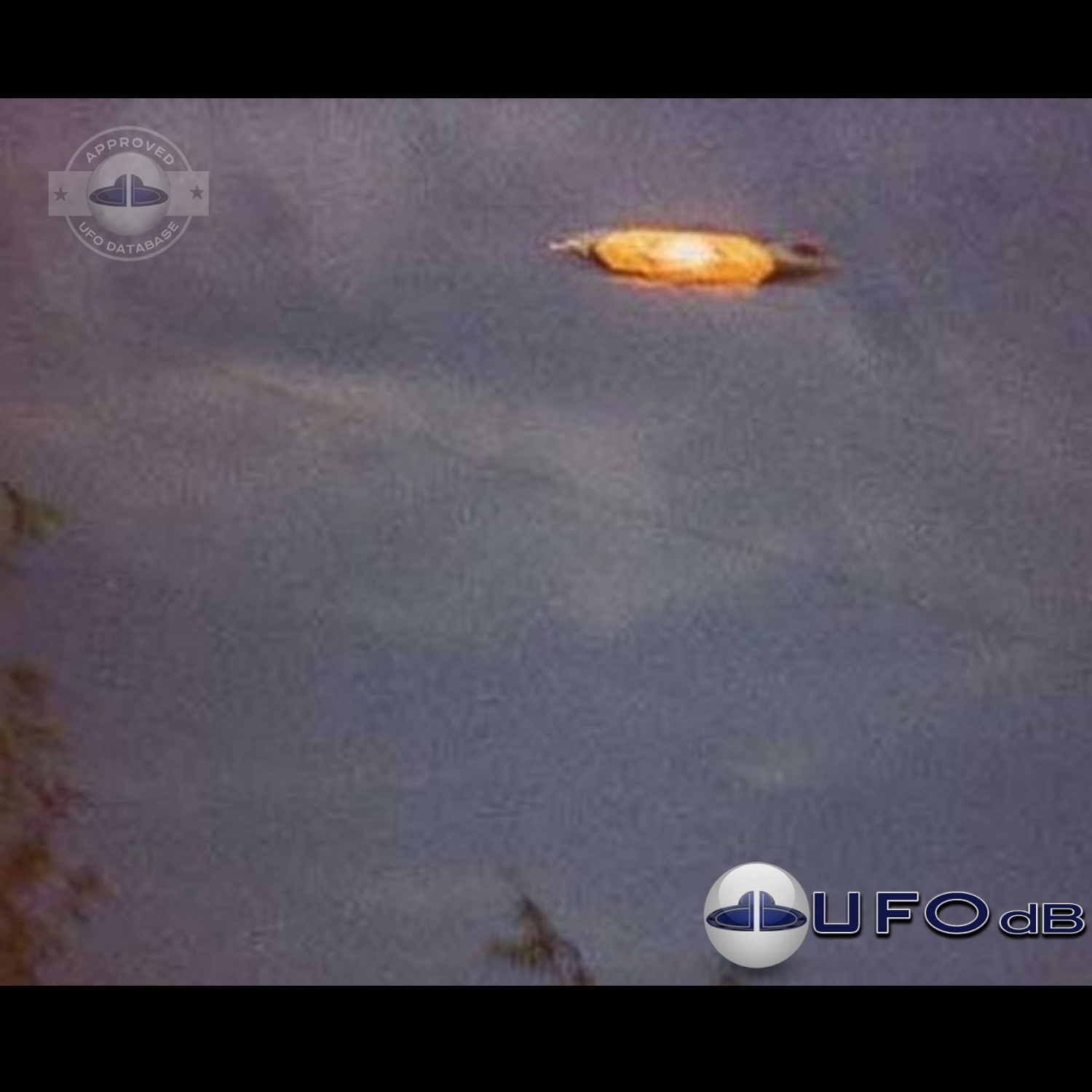 UFO picture - We can see at the center of the UFO an orange light UFO Picture #130-1