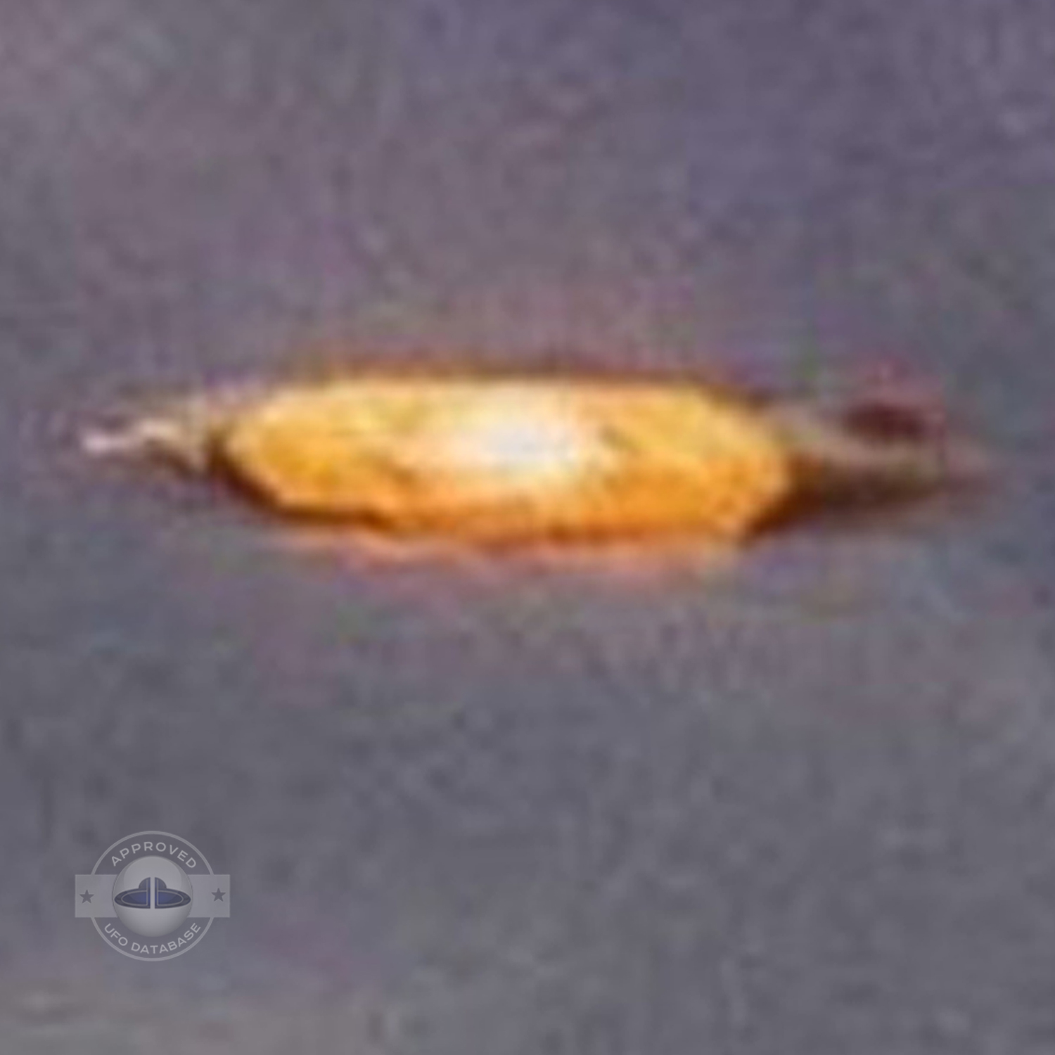 UFO picture - We can see at the center of the UFO an orange light UFO Picture #130-4