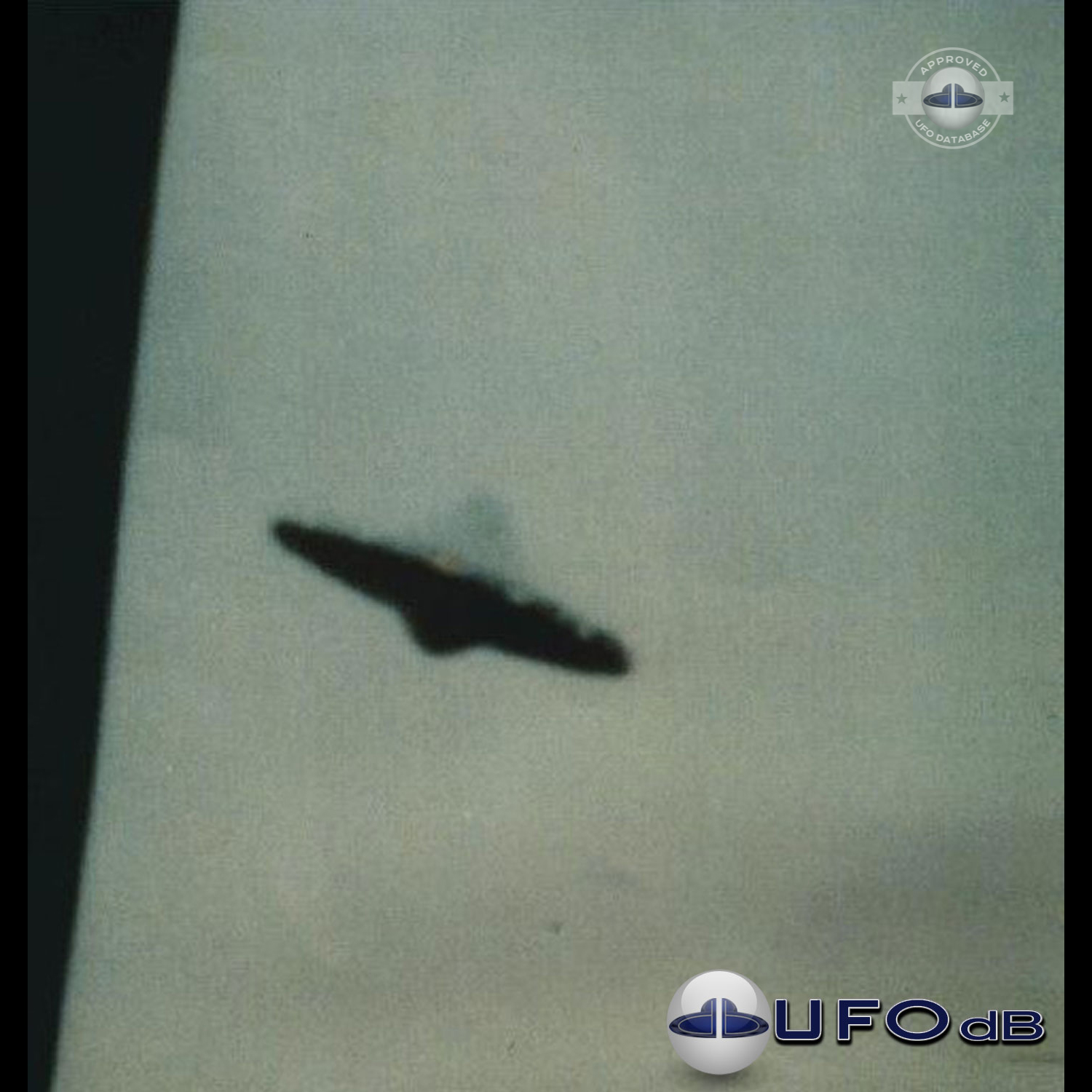 We can see clearly on the edge of the saucer, small gleaming lights UFO Picture #135-1