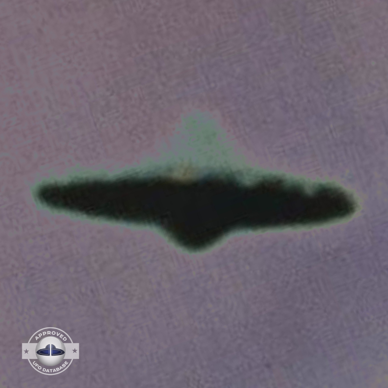 We can see clearly on the edge of the saucer, small gleaming lights UFO Picture #135-5