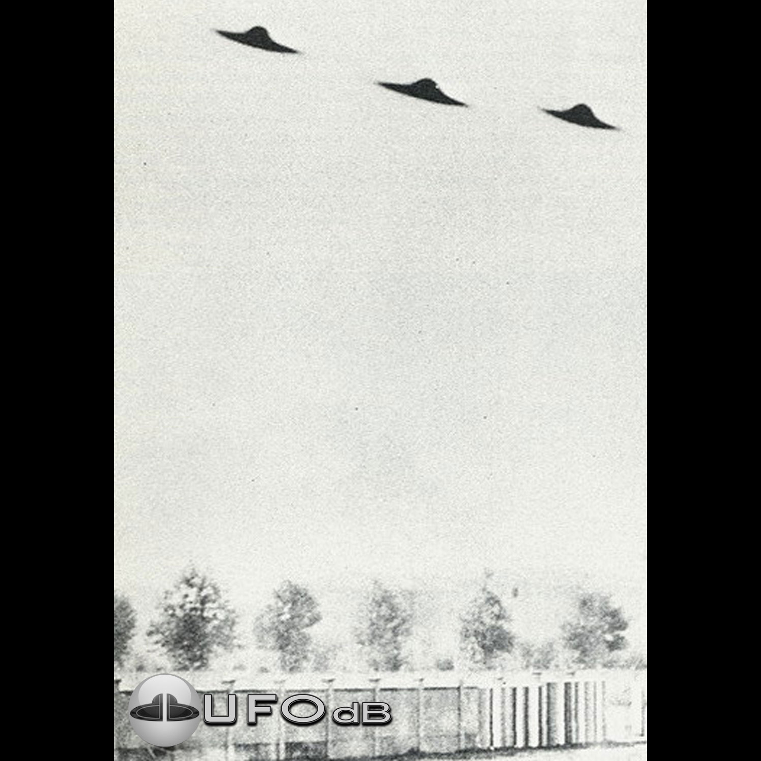UFO picture lack of three dimensional aspect. 3 UFOs are very similar UFO Picture #136-1