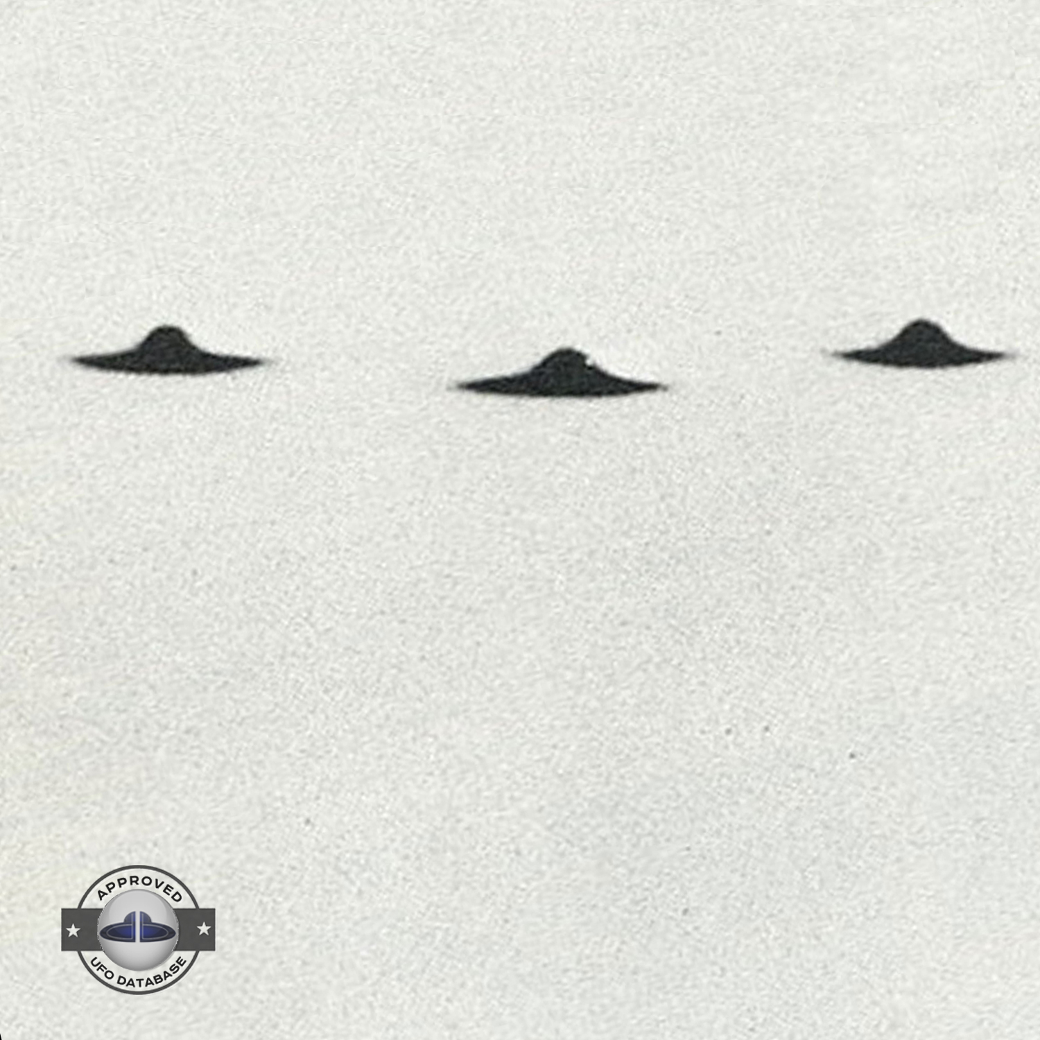 UFO picture lack of three dimensional aspect. 3 UFOs are very similar UFO Picture #136-3